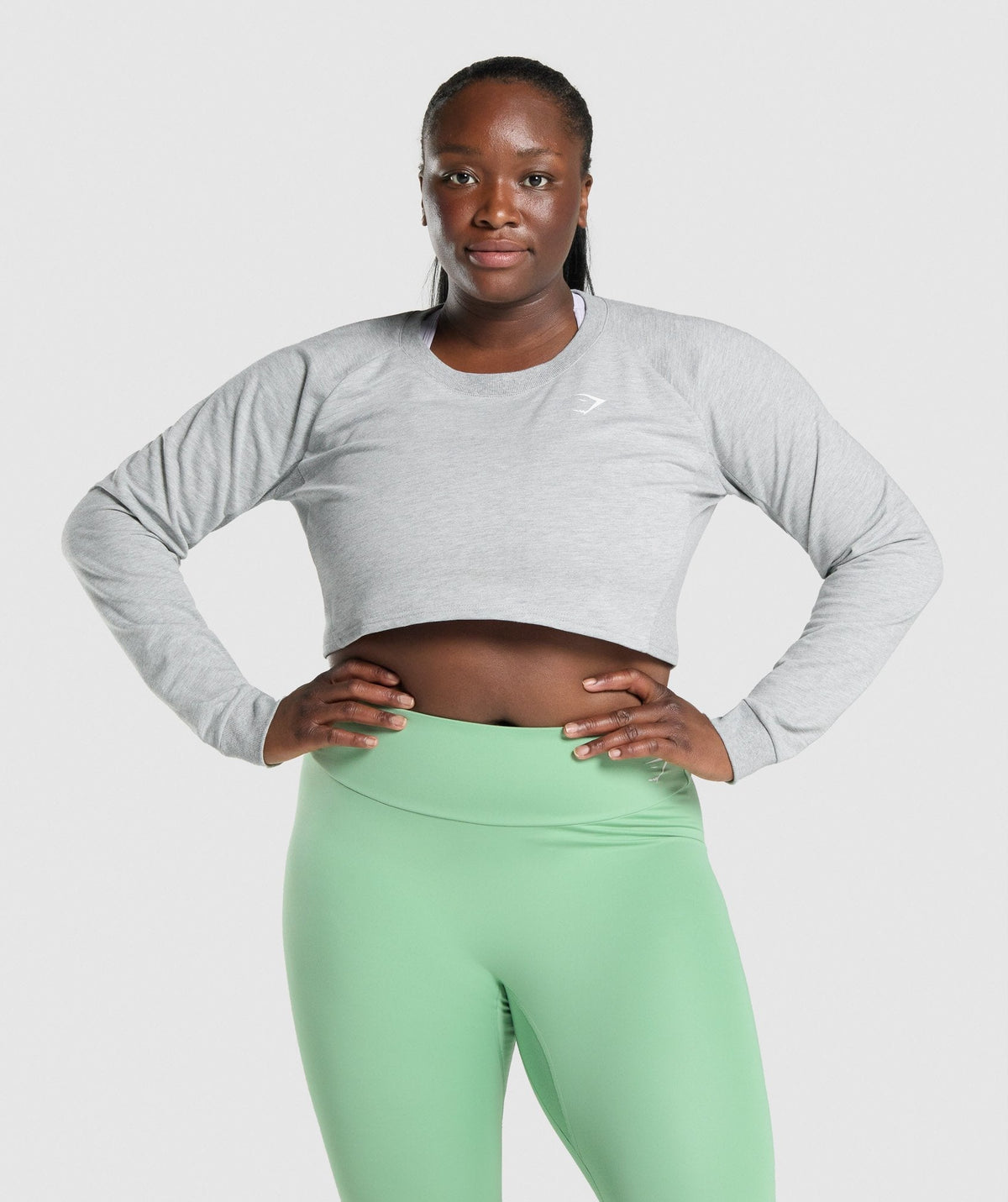 gymshark-training-cropped-sweater-light-grey-marl-logo