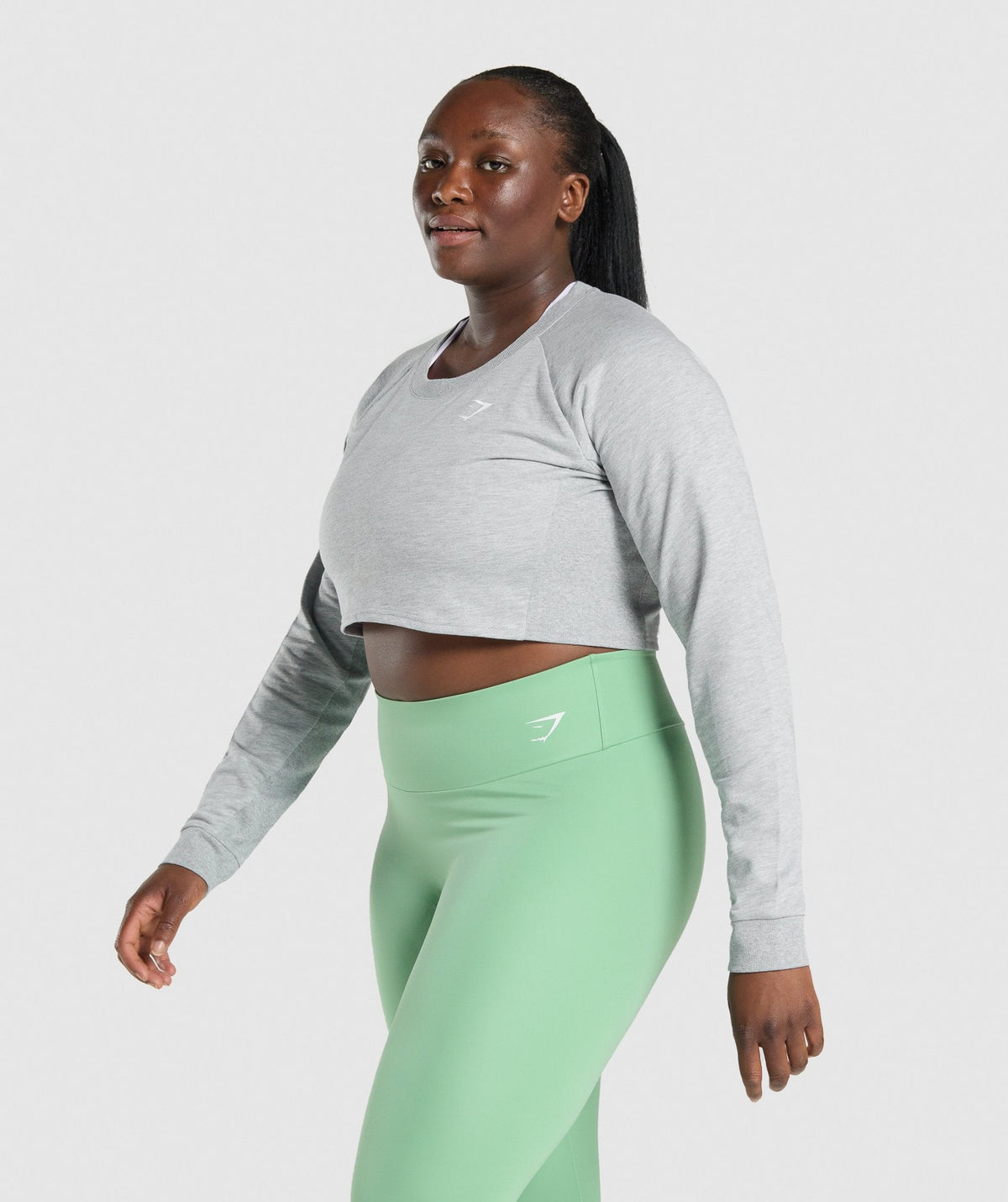 gymshark-training-cropped-sweater-light-grey-marl-logo