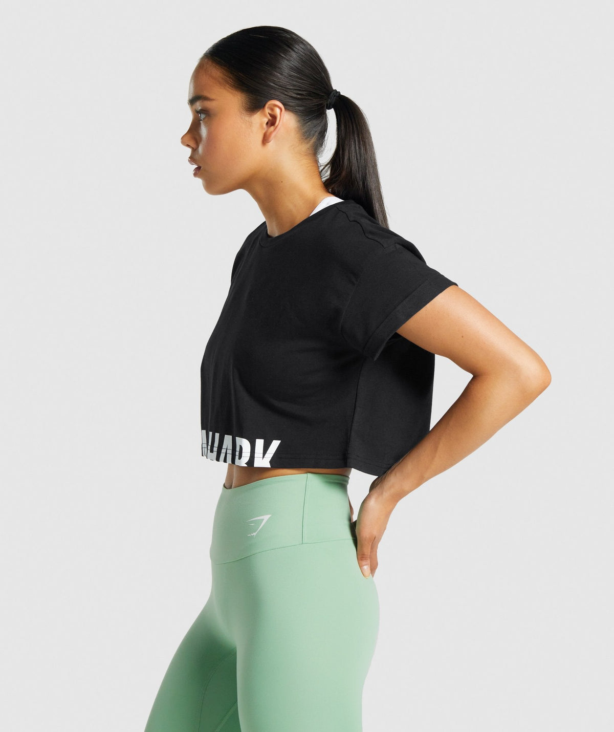 gymshark-fraction-crop-top-black-boxy