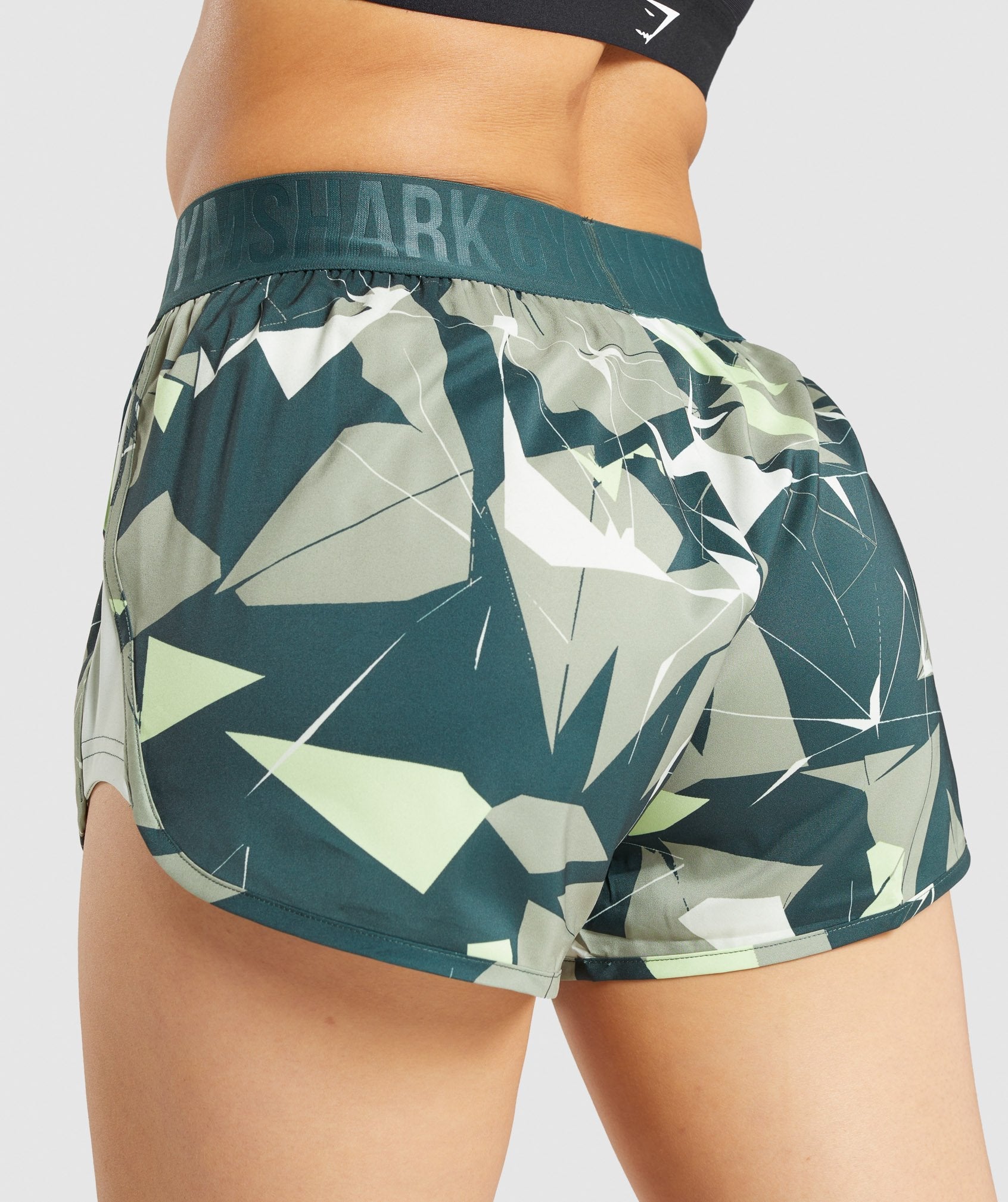 gymshark-training-loose-fit-shorts-light-green-print