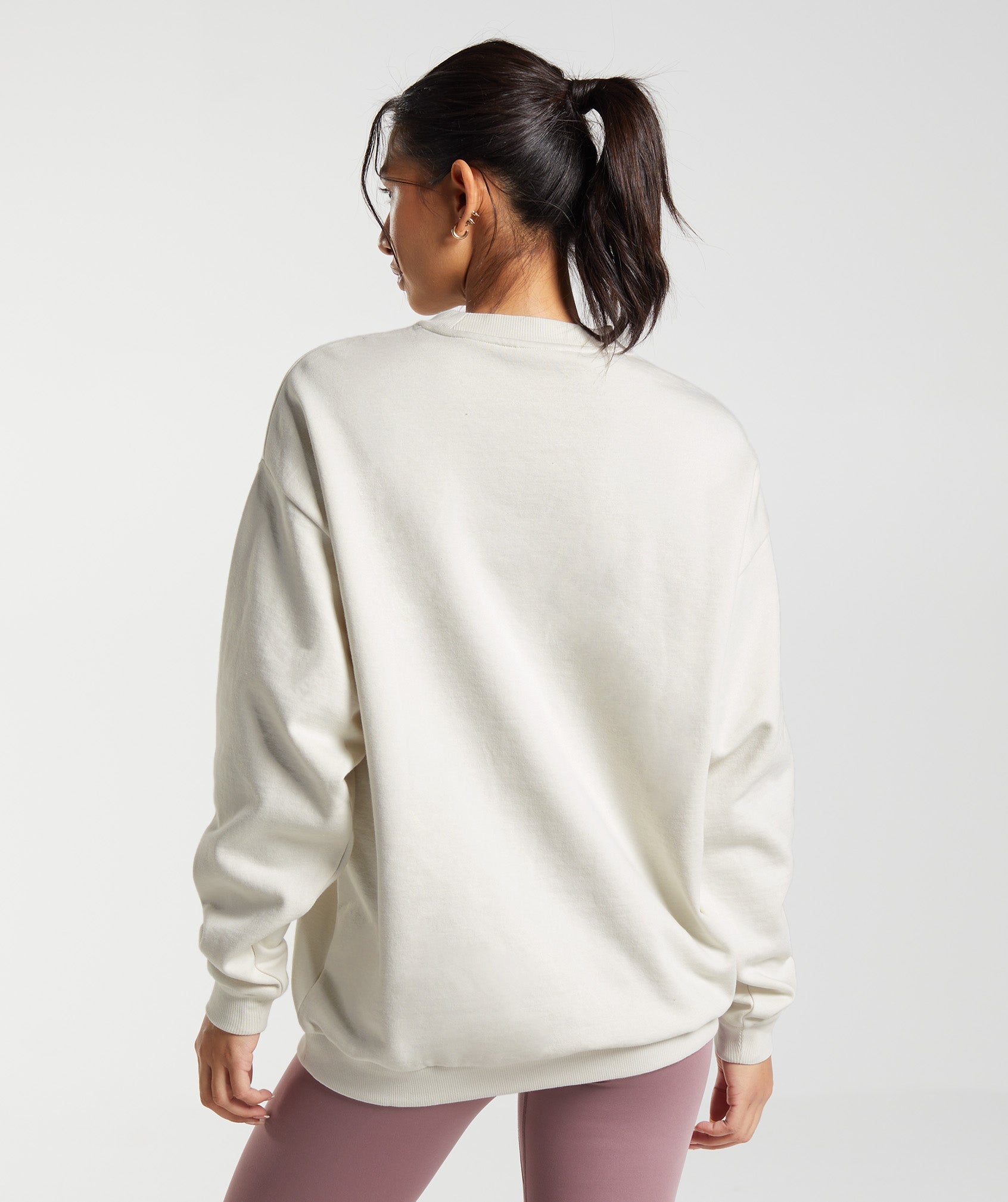 gymshark-training-oversized-sweatshirt-vanilla-white-ss23