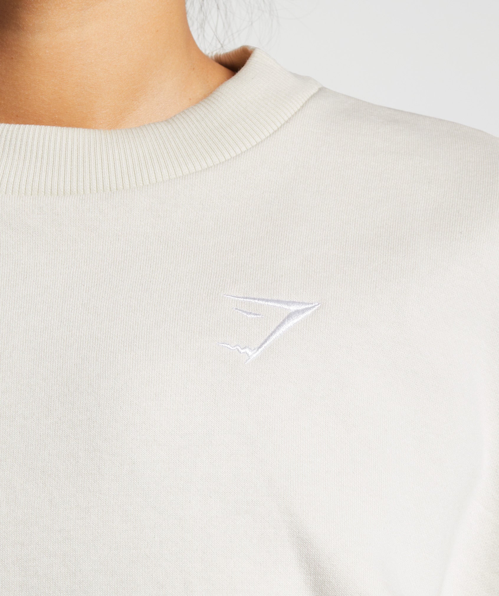 gymshark-training-oversized-sweatshirt-vanilla-white-ss23