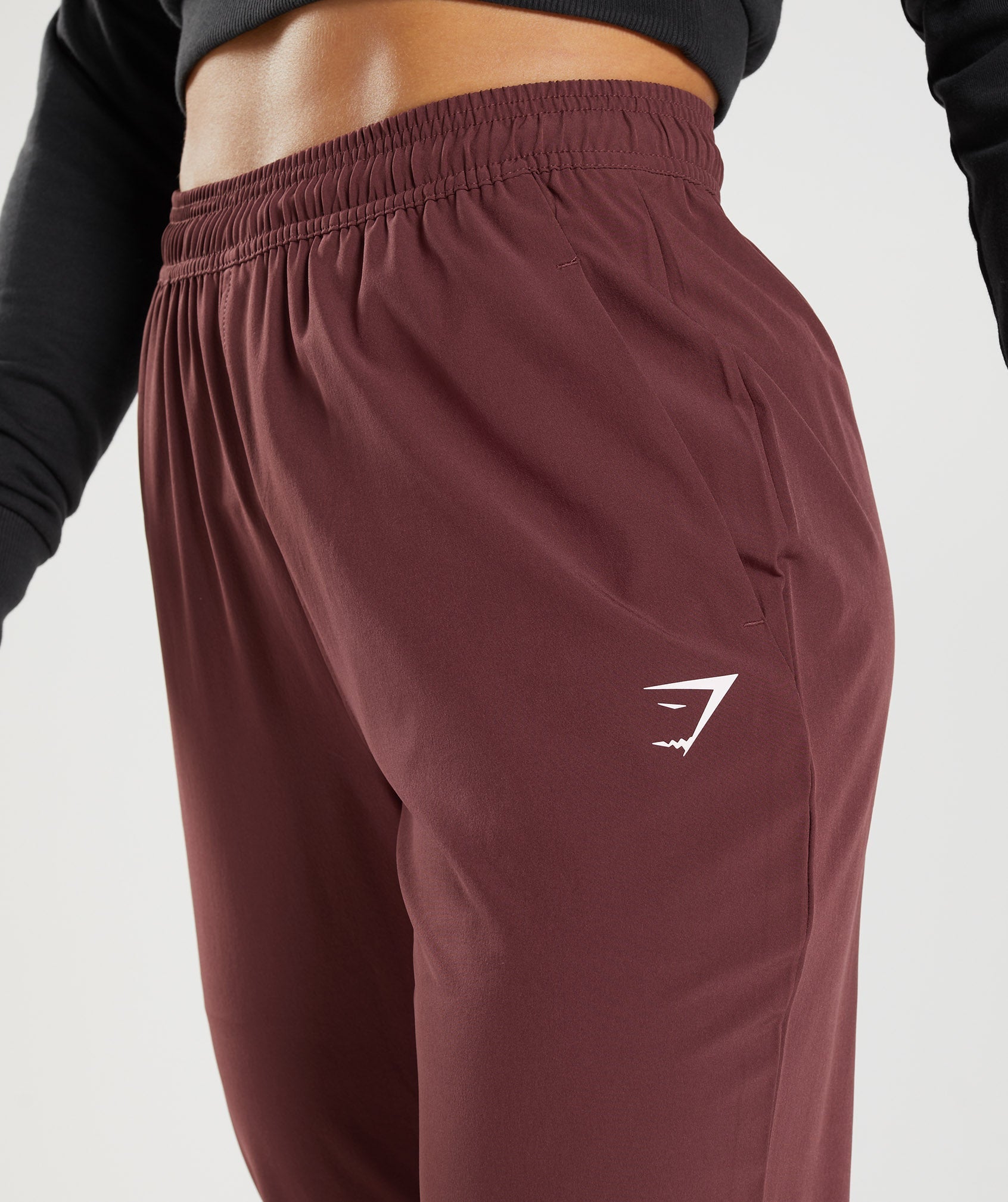 gymshark-training-woven-joggers-cherry-brown-aw22