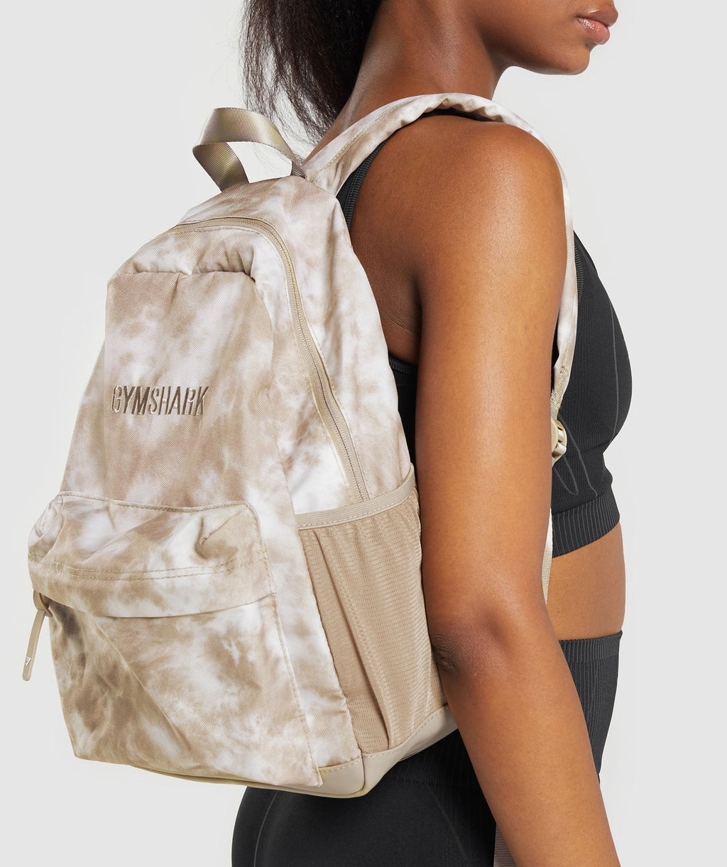gymshark-tie-dye-everyday-backpack-sand-brown-ss24