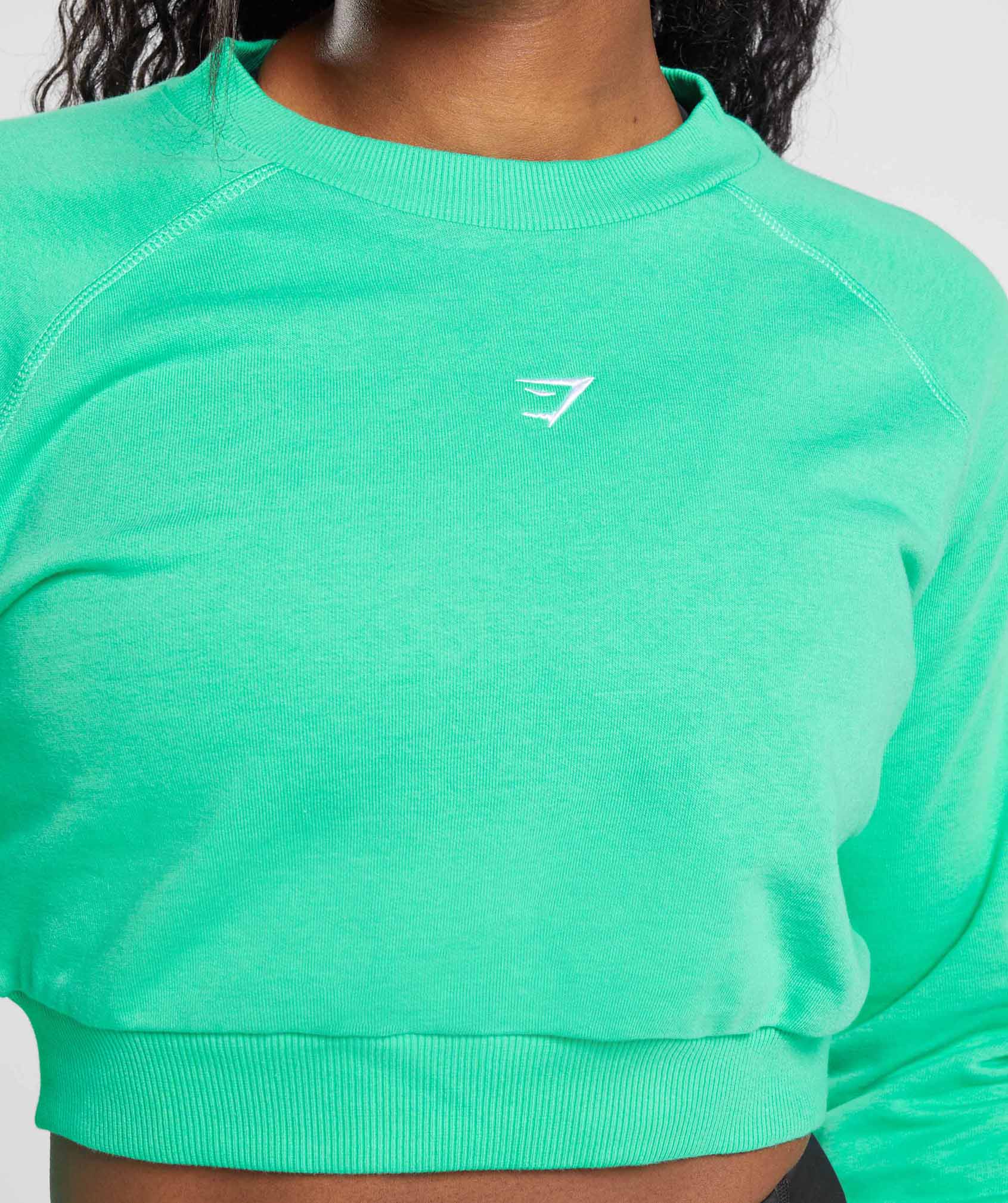 gymshark-training-cropped-sweater-tropic-green-ss23