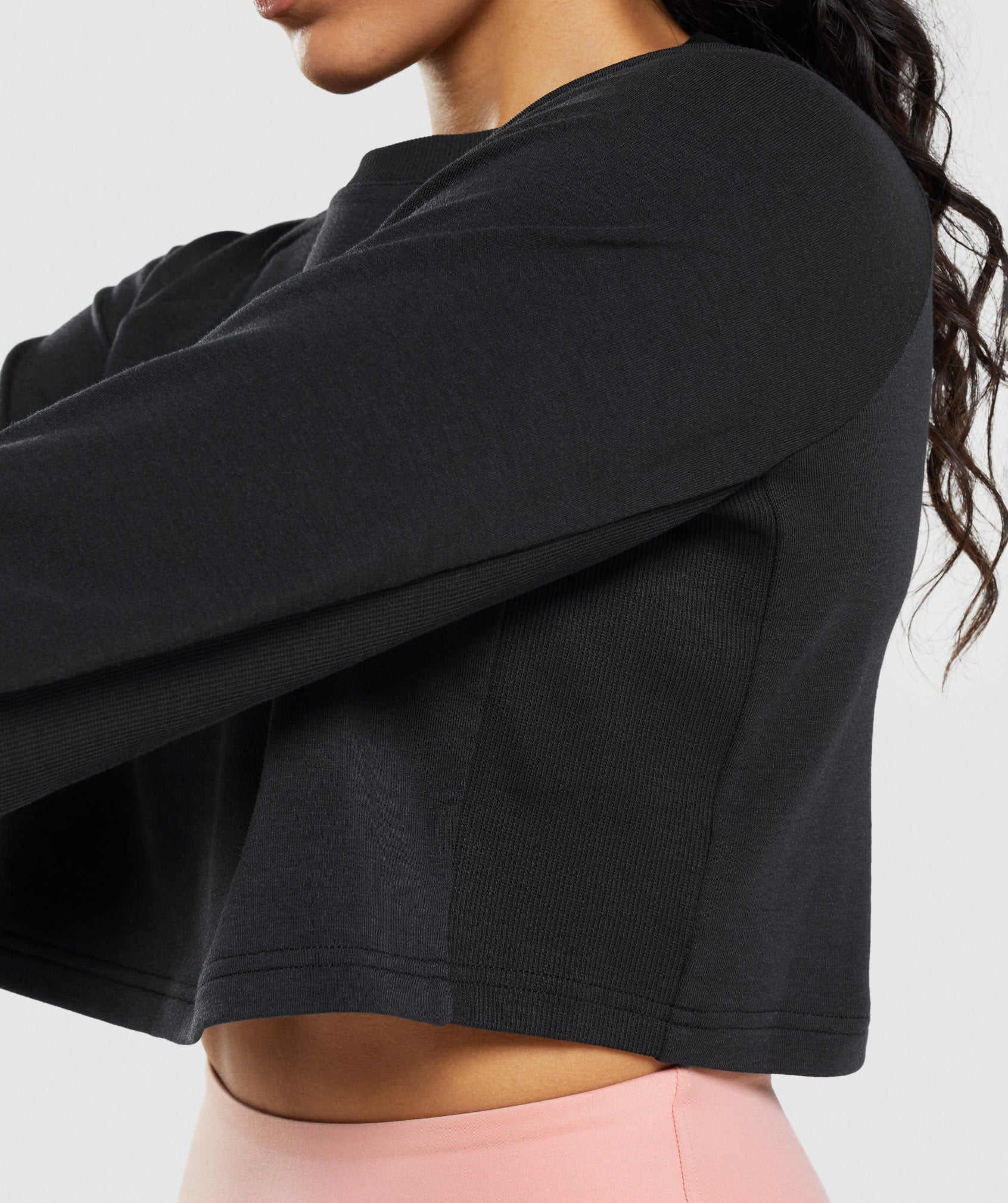 gymshark-training-cropped-sweater-black-ss22