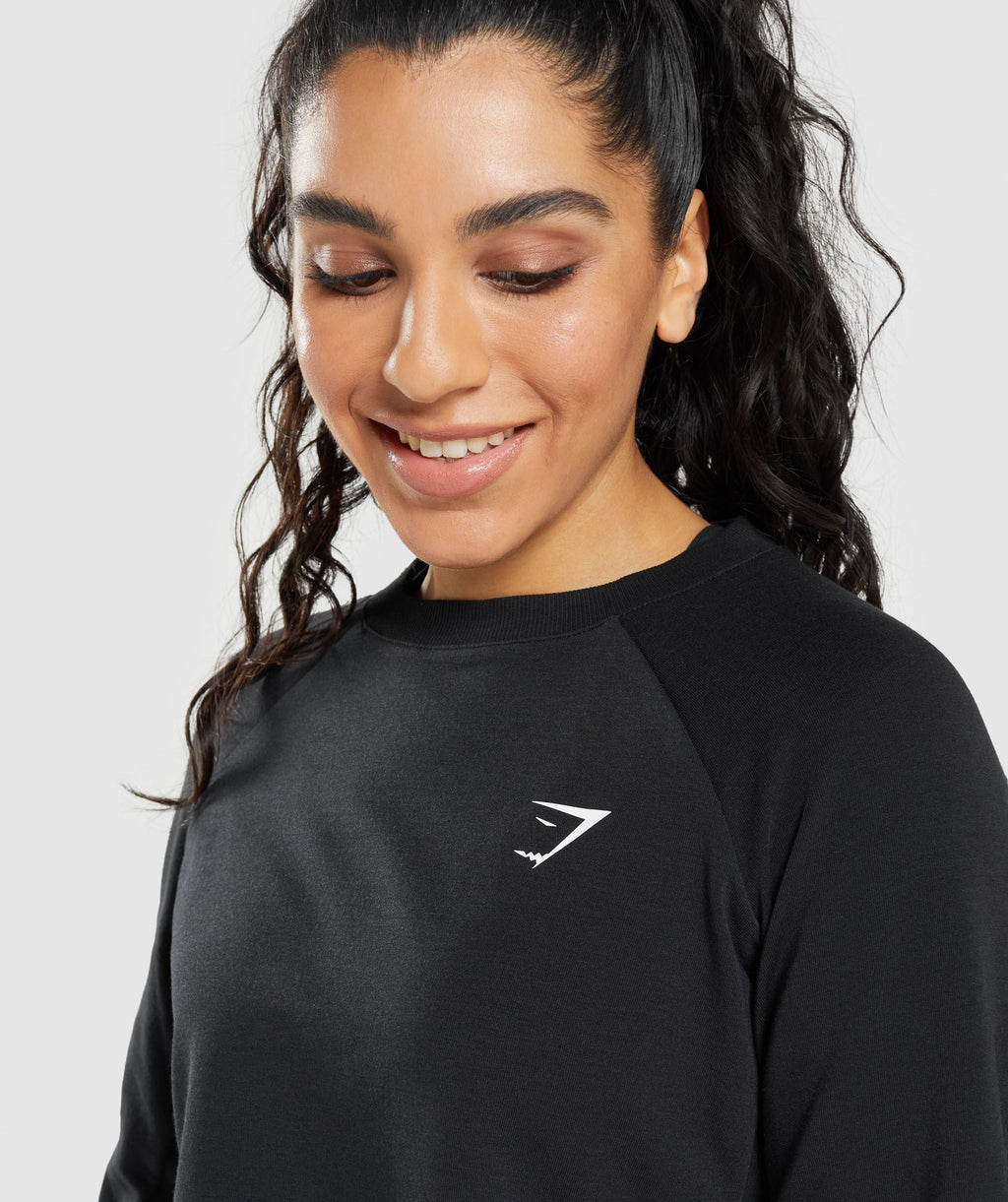 gymshark-training-cropped-sweater-black-ss22