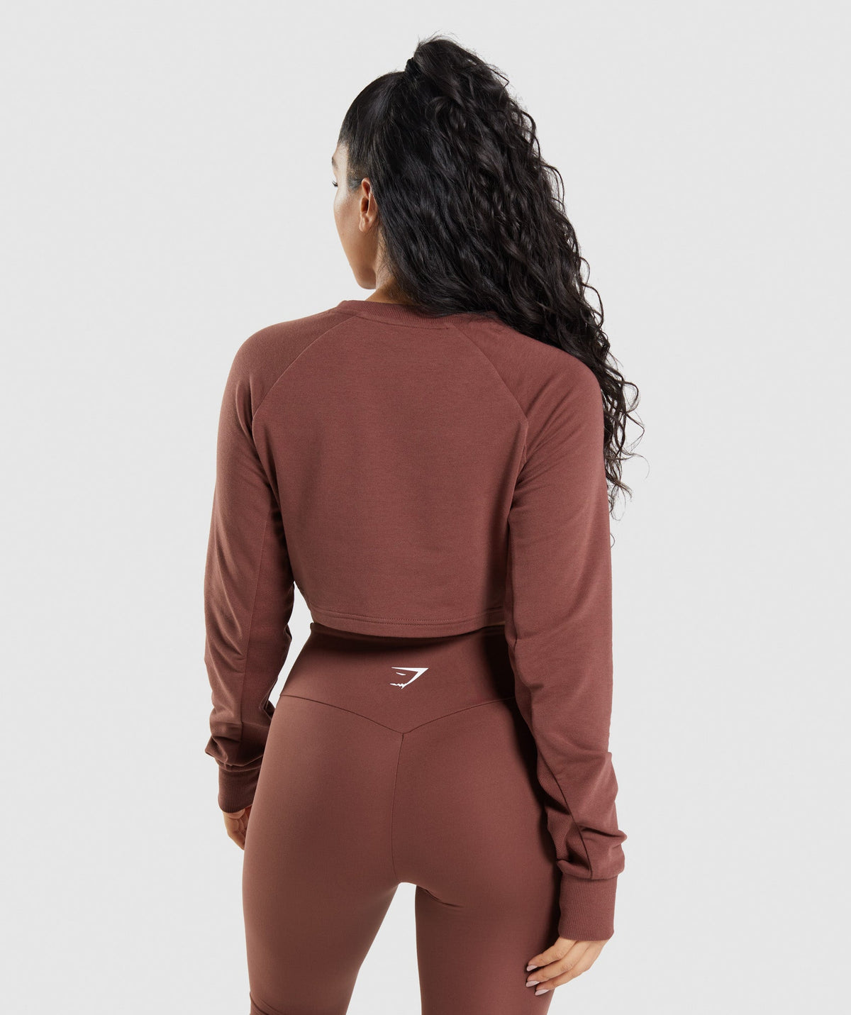 gymshark-training-cropped-sweater-cherry-brown-ss22