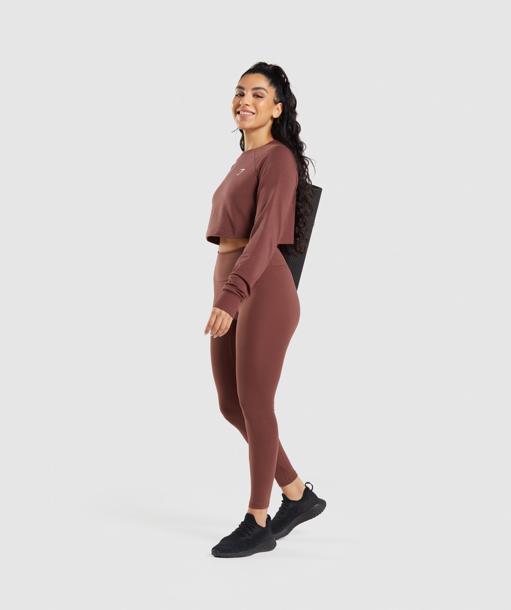 gymshark-training-cropped-sweater-cherry-brown-ss22