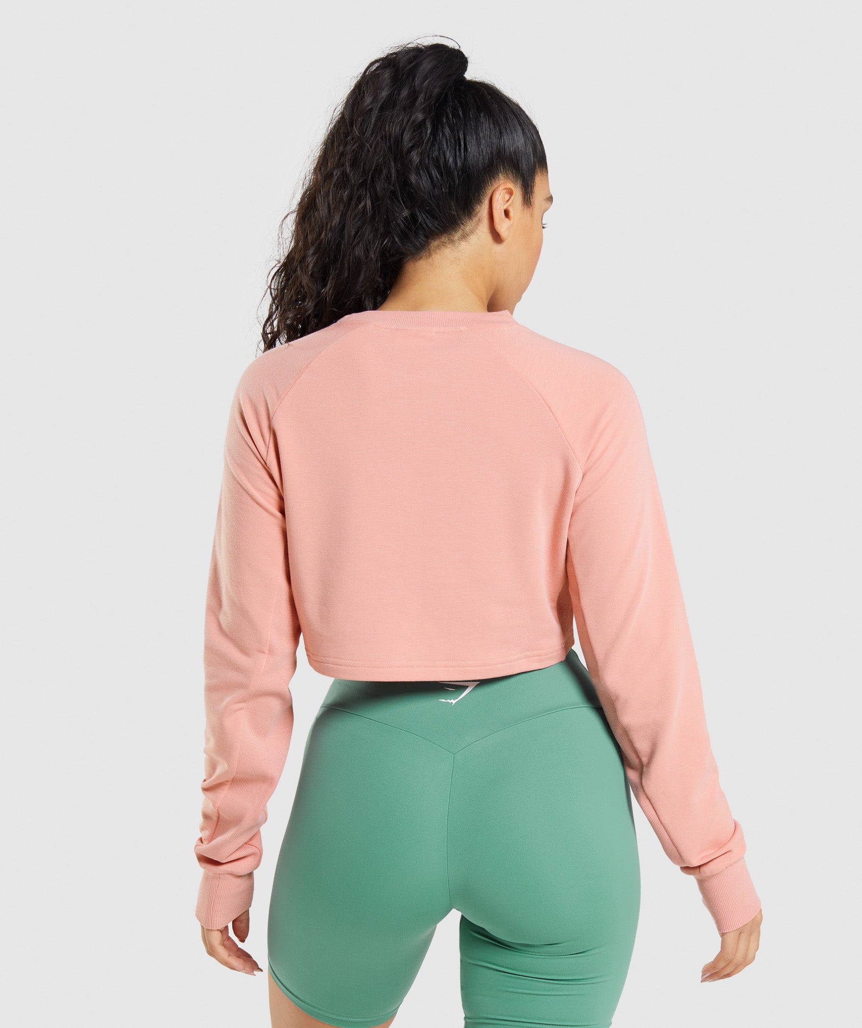 gymshark-training-cropped-sweater-paige-pink-ss22