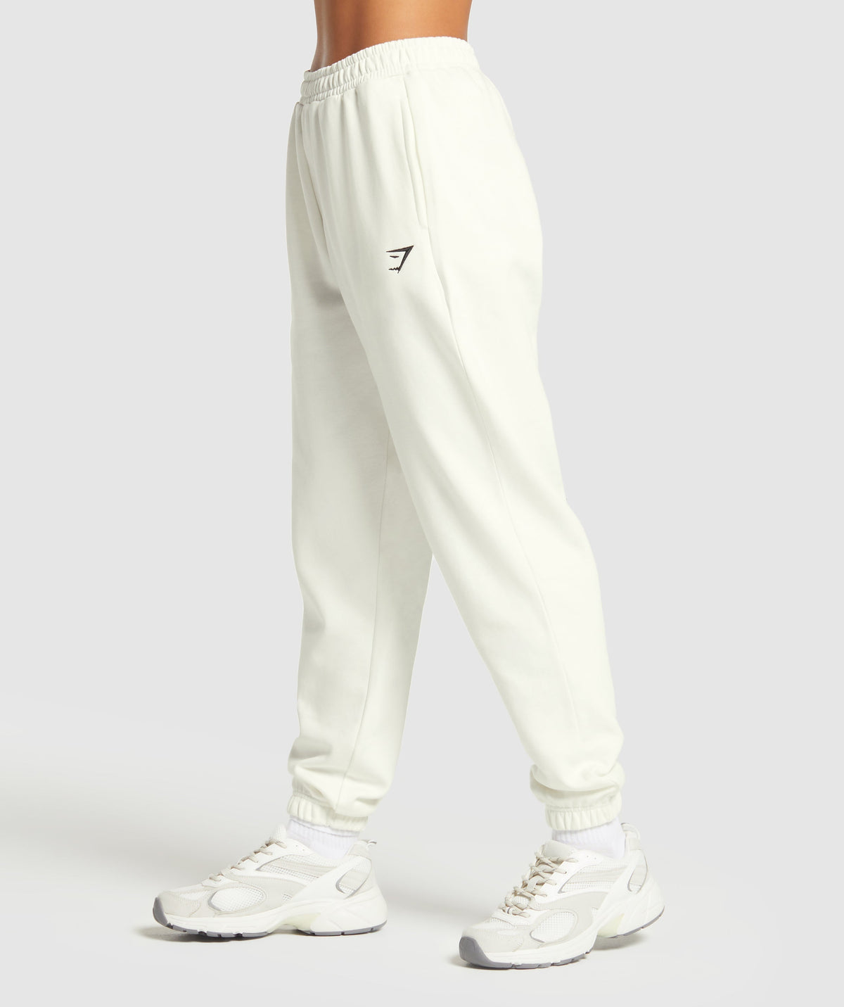 gymshark-training-fleece-joggers-soft-white-ss25