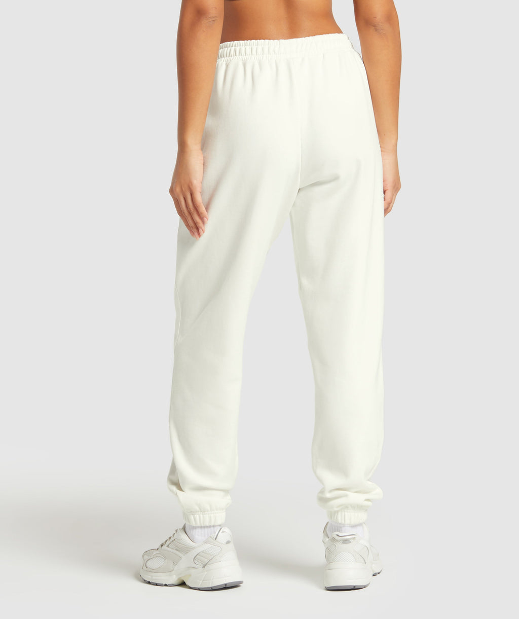 gymshark-training-fleece-joggers-soft-white-ss25