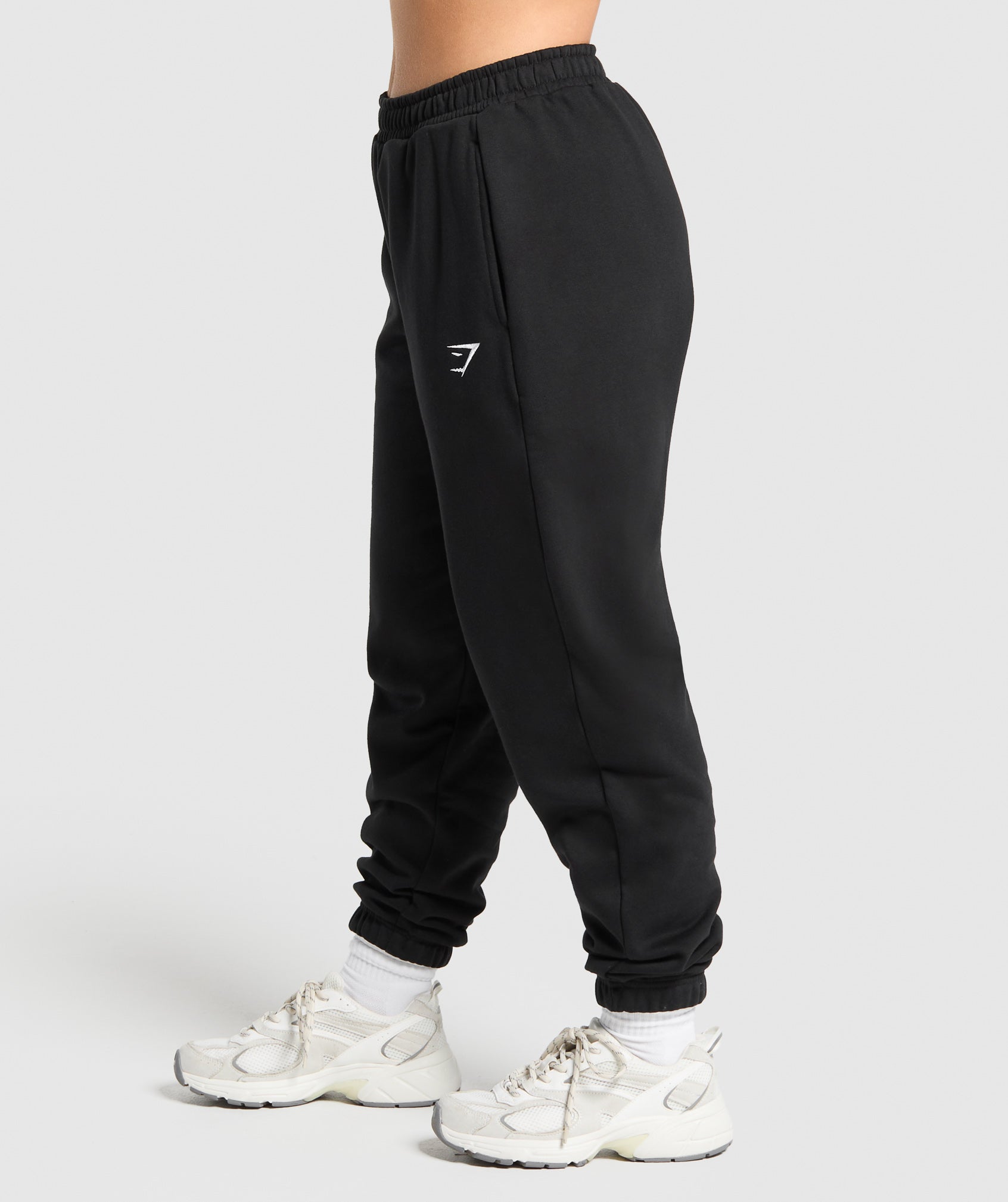 gymshark-training-fleece-short-joggers-black-ss25