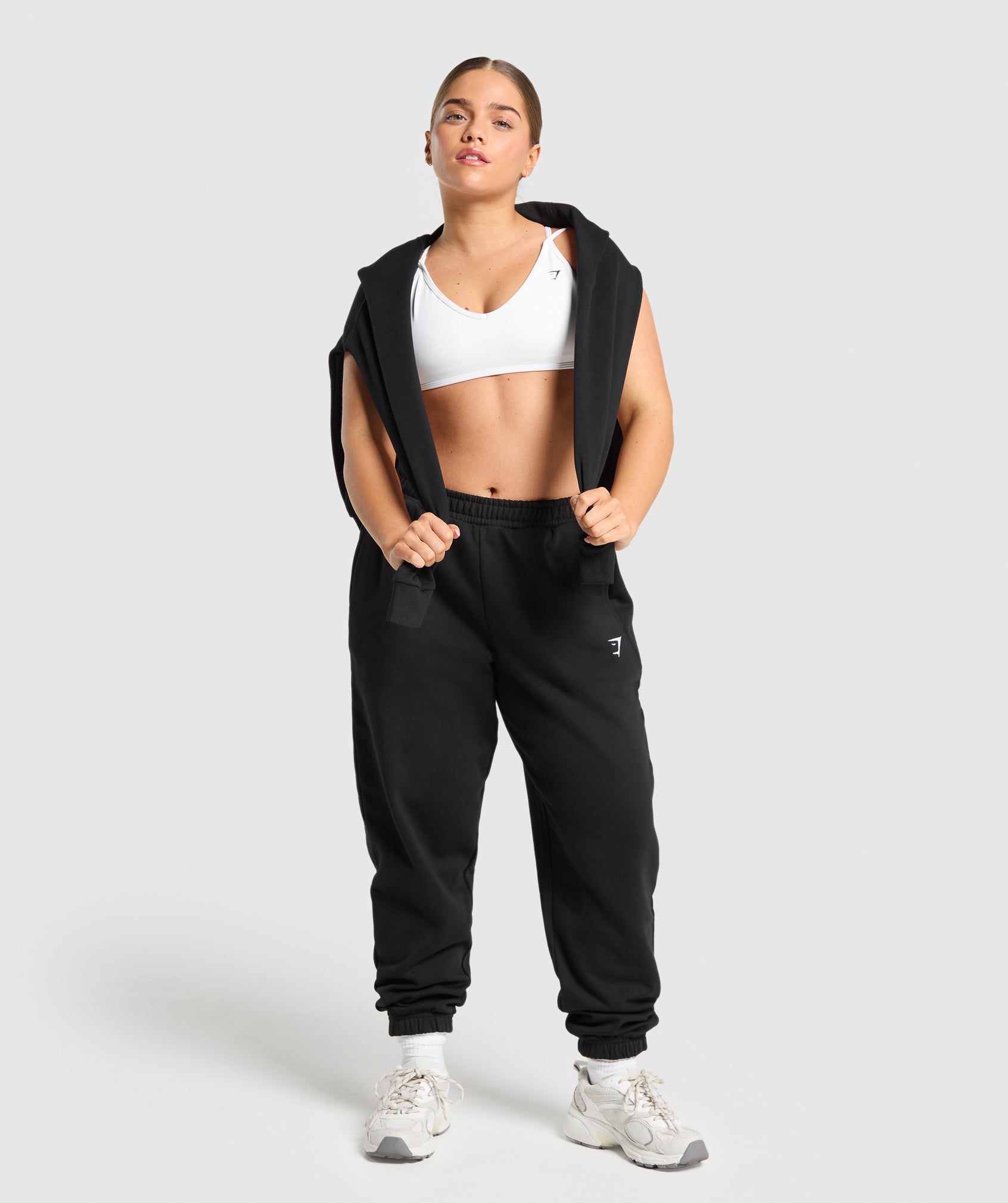 gymshark-training-fleece-short-joggers-black-ss25