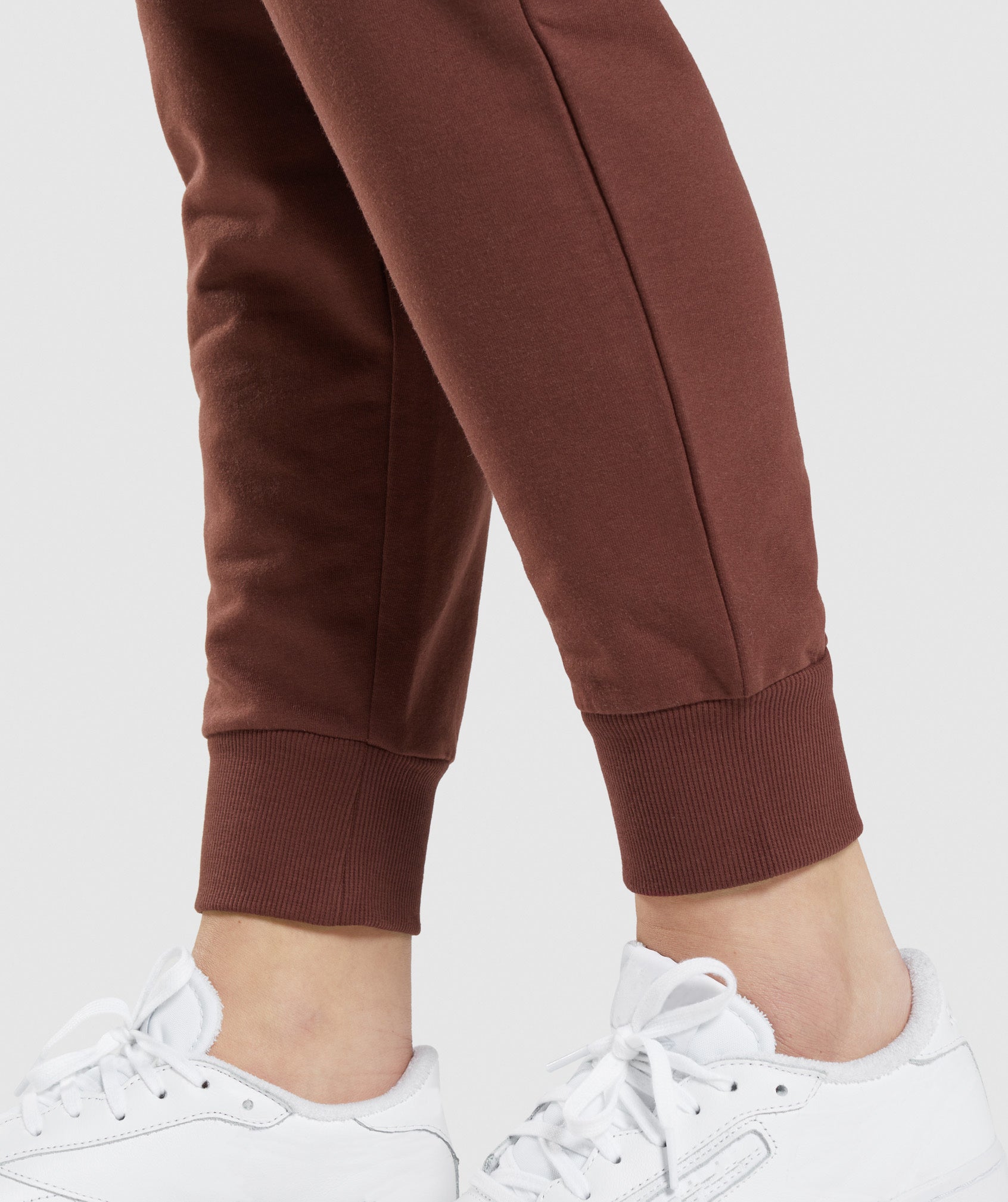 gymshark-training-joggers-cherry-brown-ss22