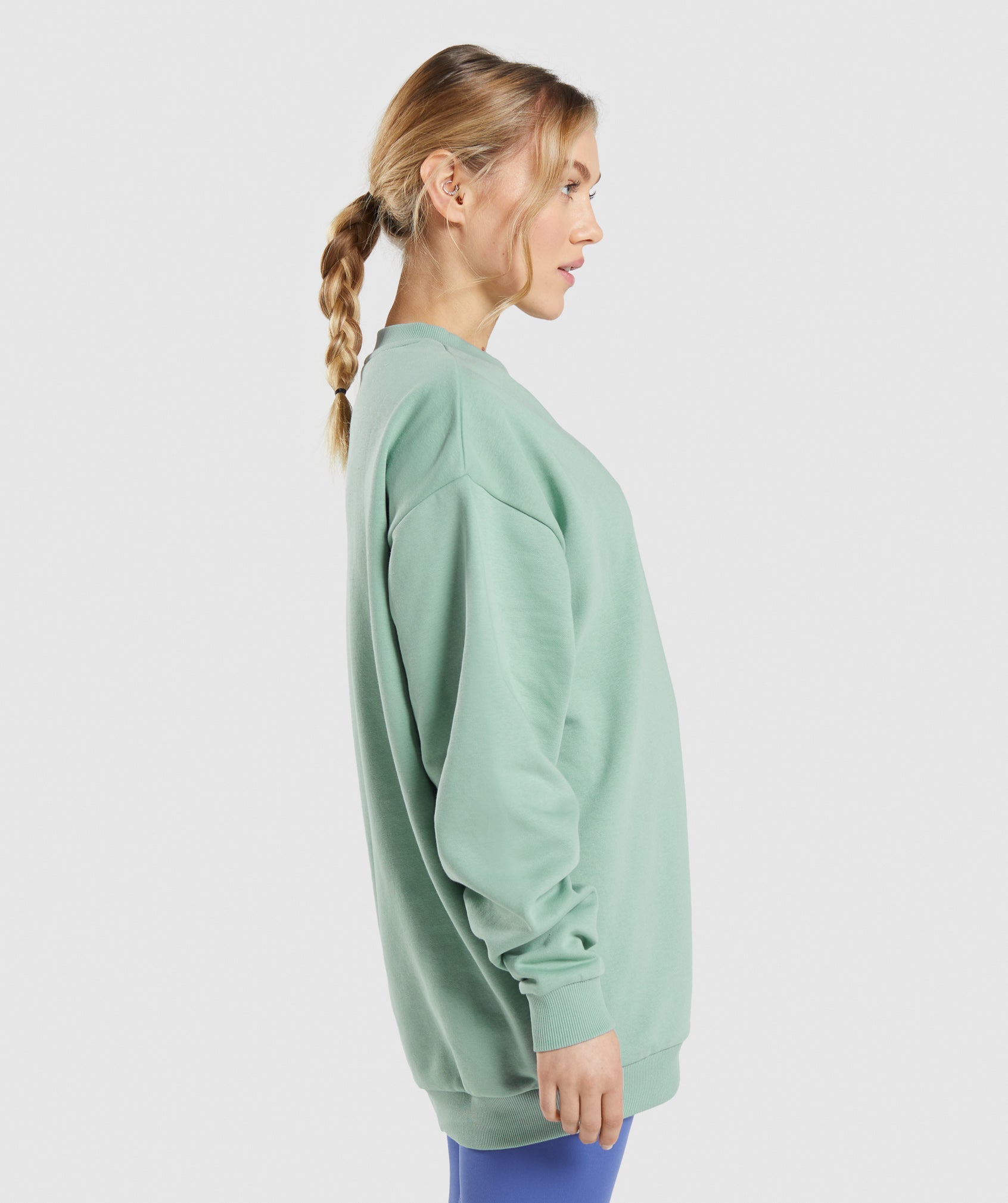 gymshark-training-oversized-sweatshirt-maya-blue-ss22