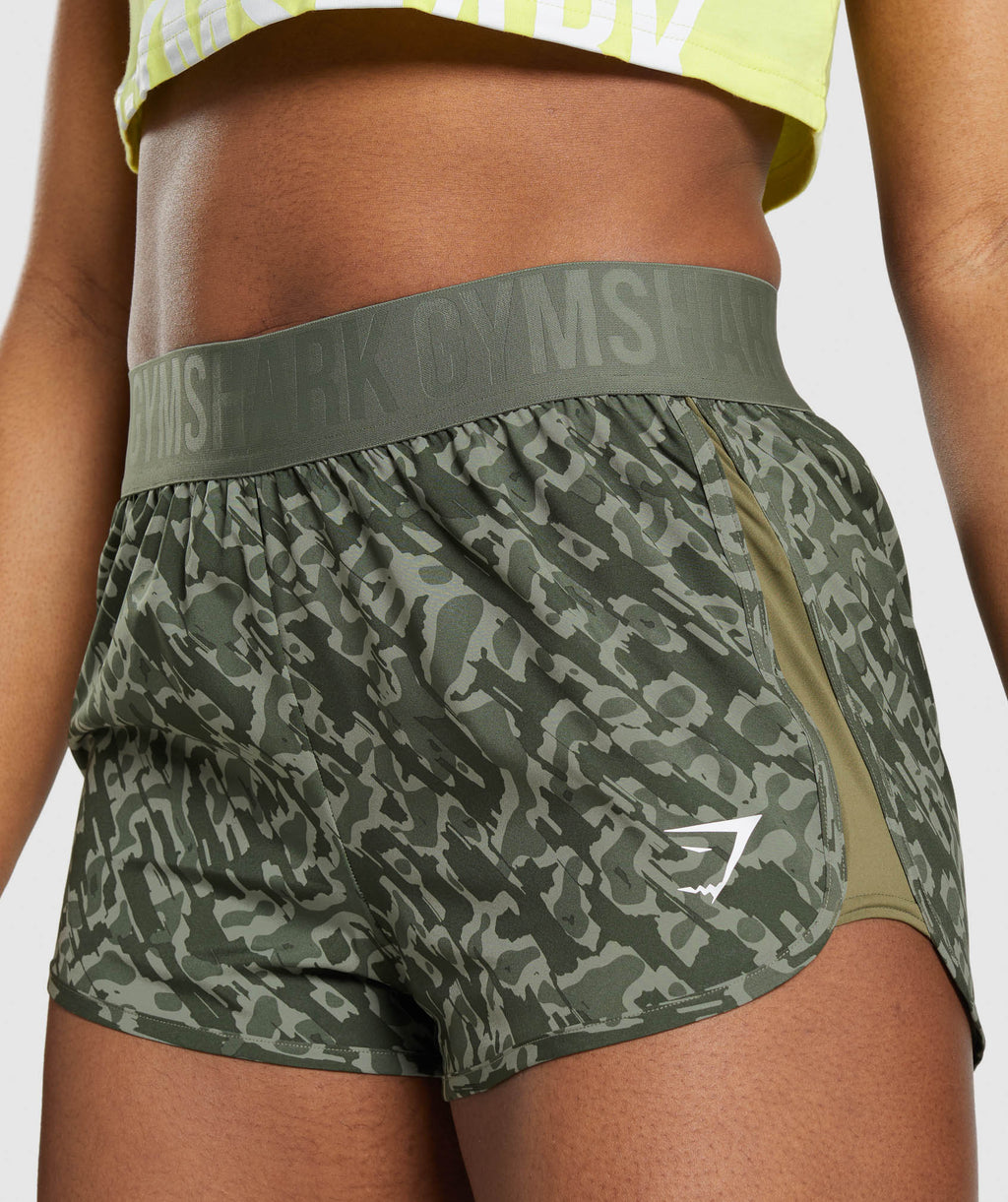 gymshark-training-loose-fit-shorts-green-print-ss22