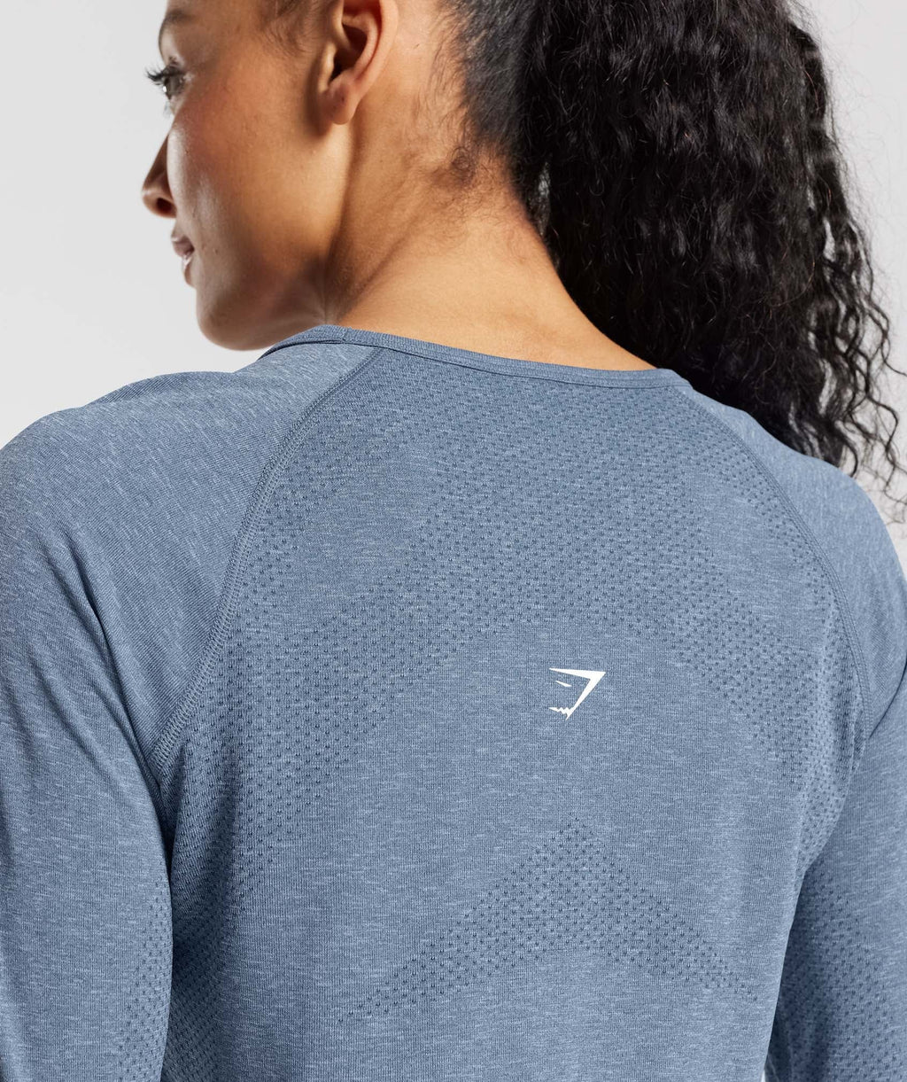 gymshark-vital-seamless-2-0-light-long-sleeve-top-evening-blue-marl-ss23