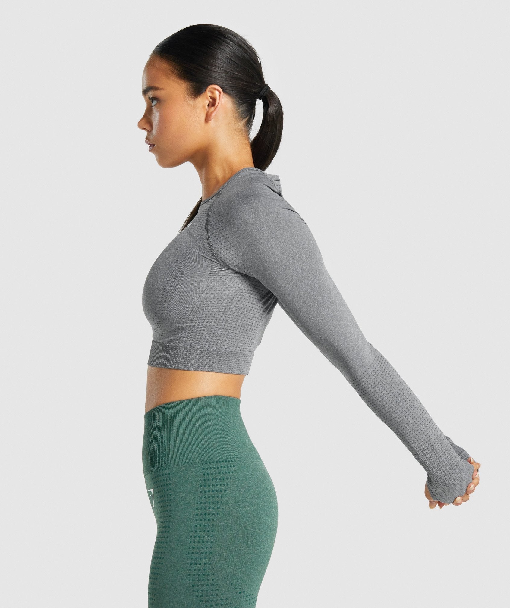 gymshark-vital-seamless-long-sleeve-crop-top-smokey-grey-marl-logo