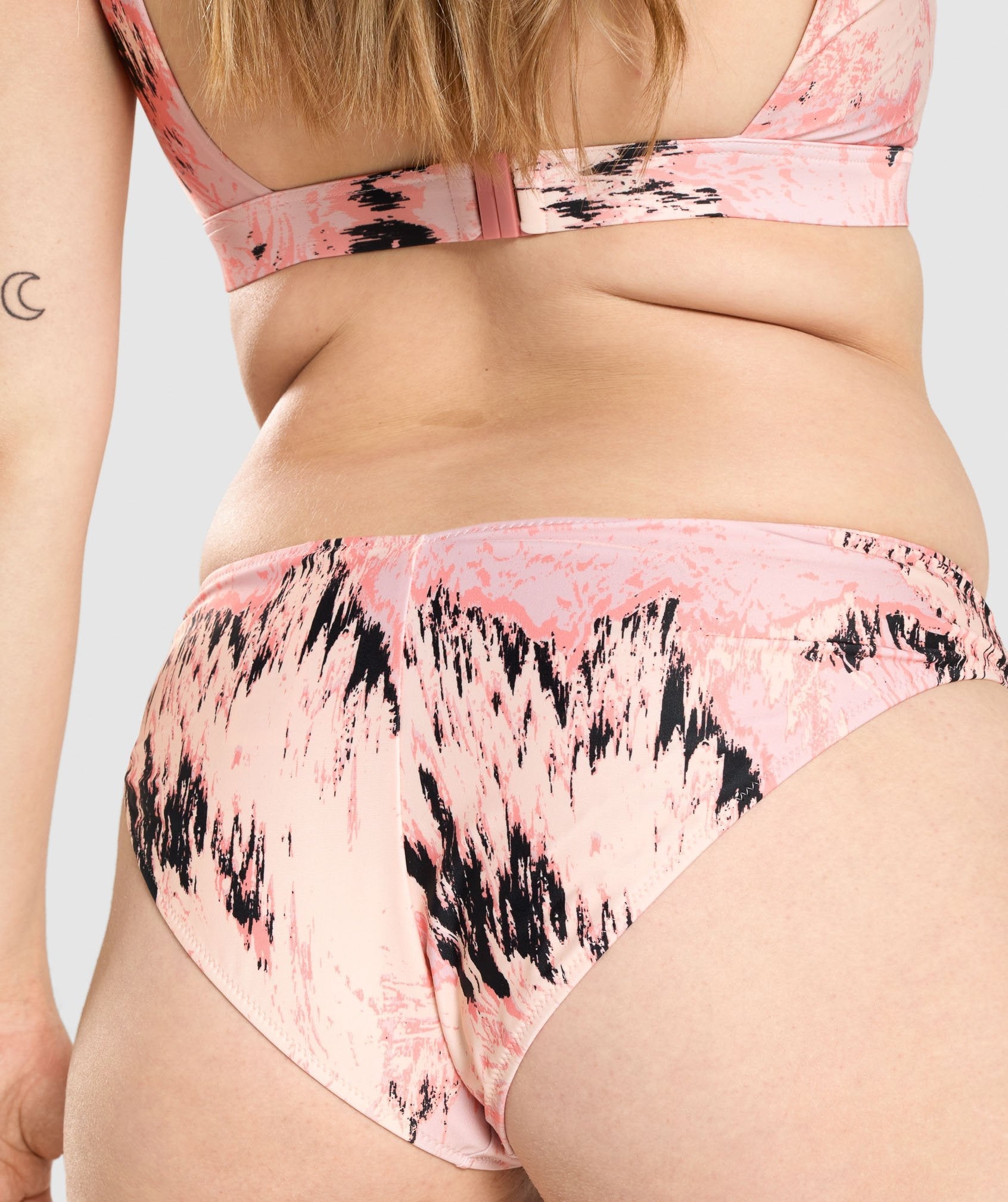 gymshark-v-shaped-bikini-bottoms-light-pink-print