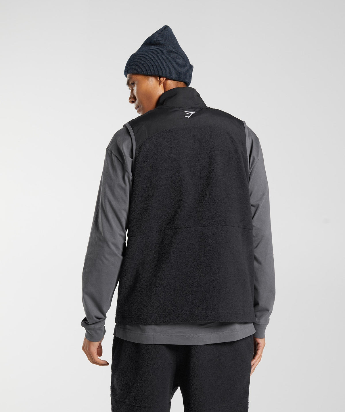 gymshark-vibes-gilet-black-aw22
