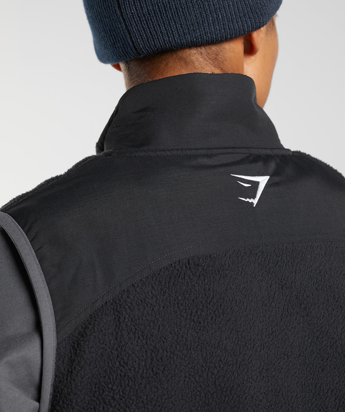 gymshark-vibes-gilet-black-aw22