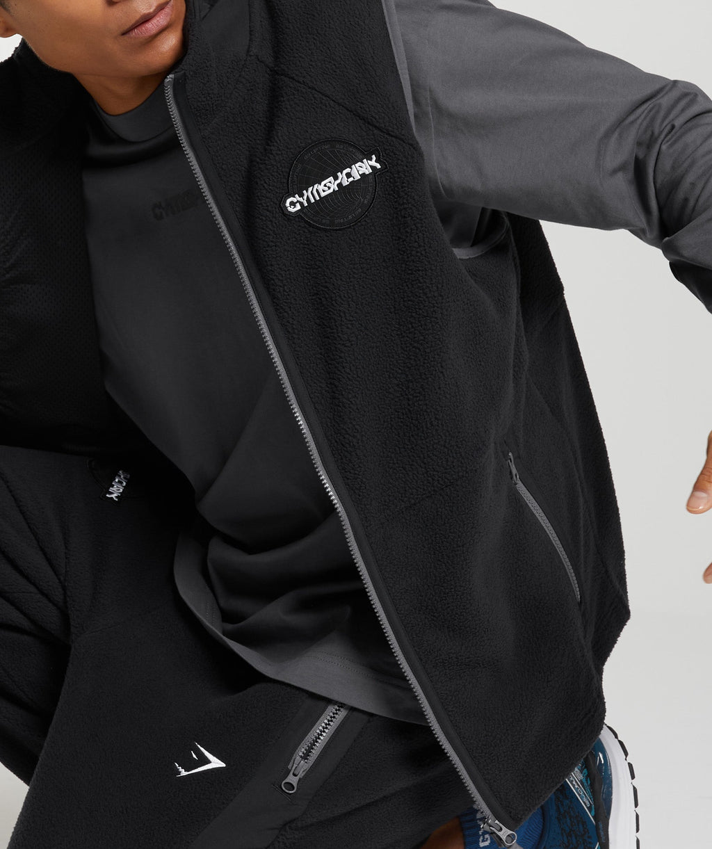 gymshark-vibes-gilet-black-aw22