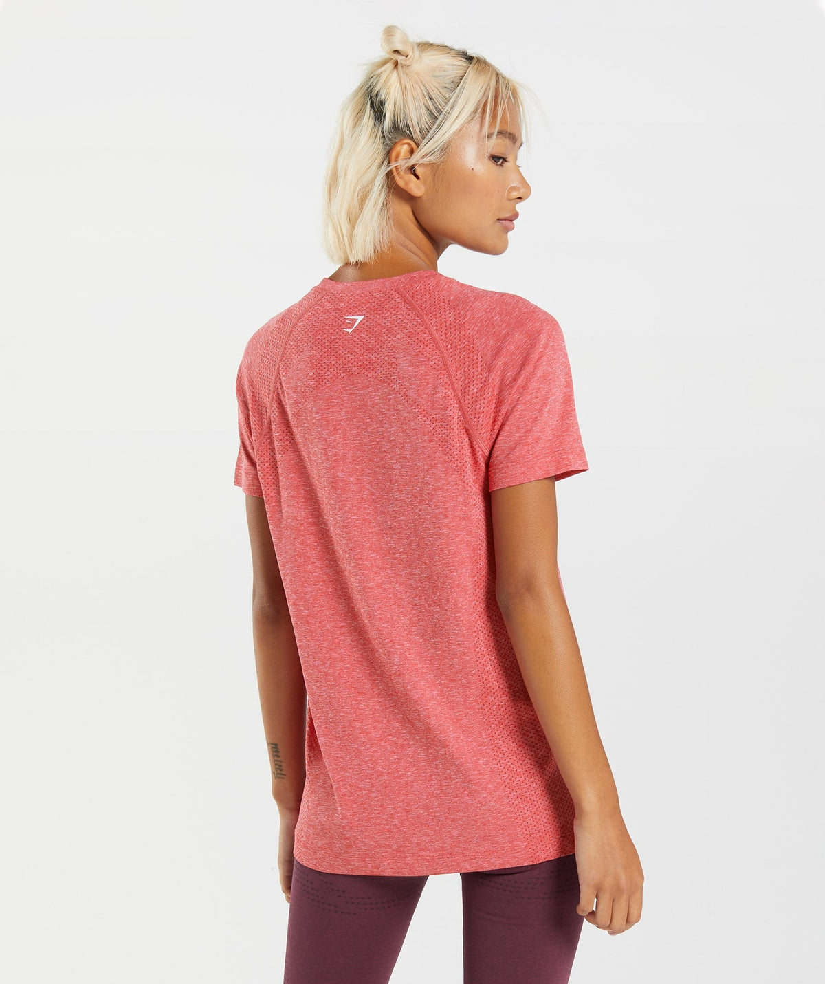 gymshark-vital-seamless-2-0-light-t-shirt-chilli-red-marl-ss22