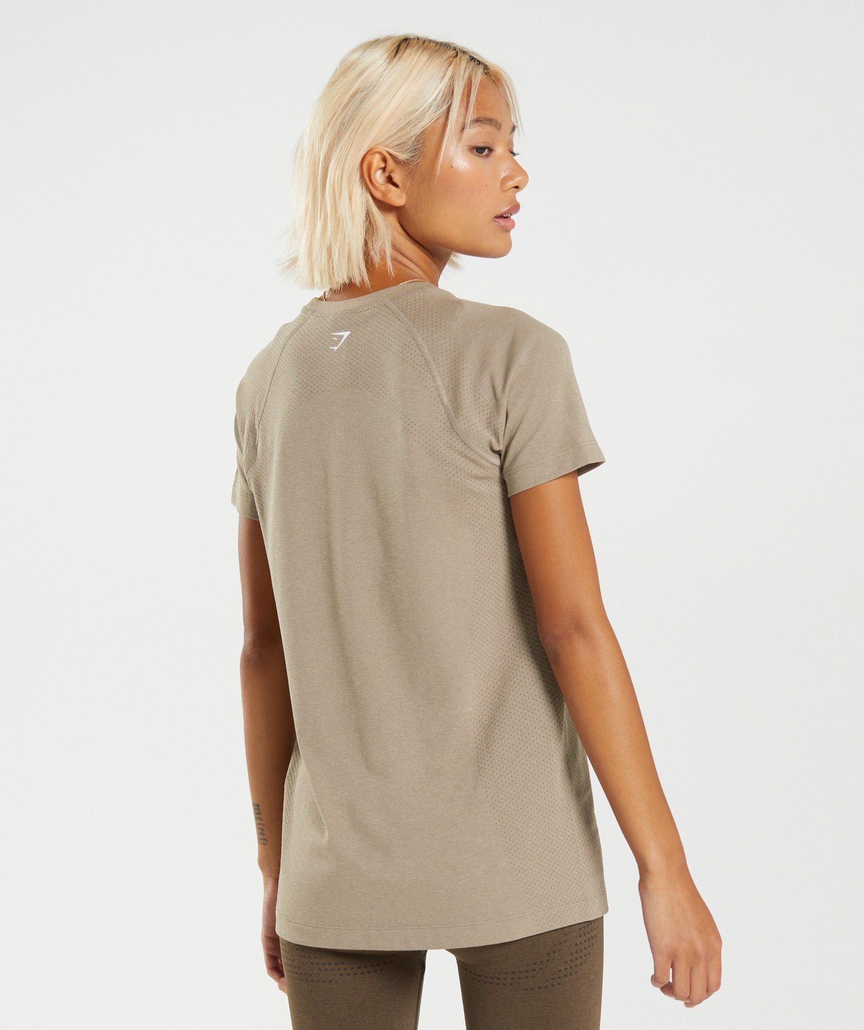 gymshark-vital-seamless-2-0-light-t-shirt-vanilla-brown-marl-aw22