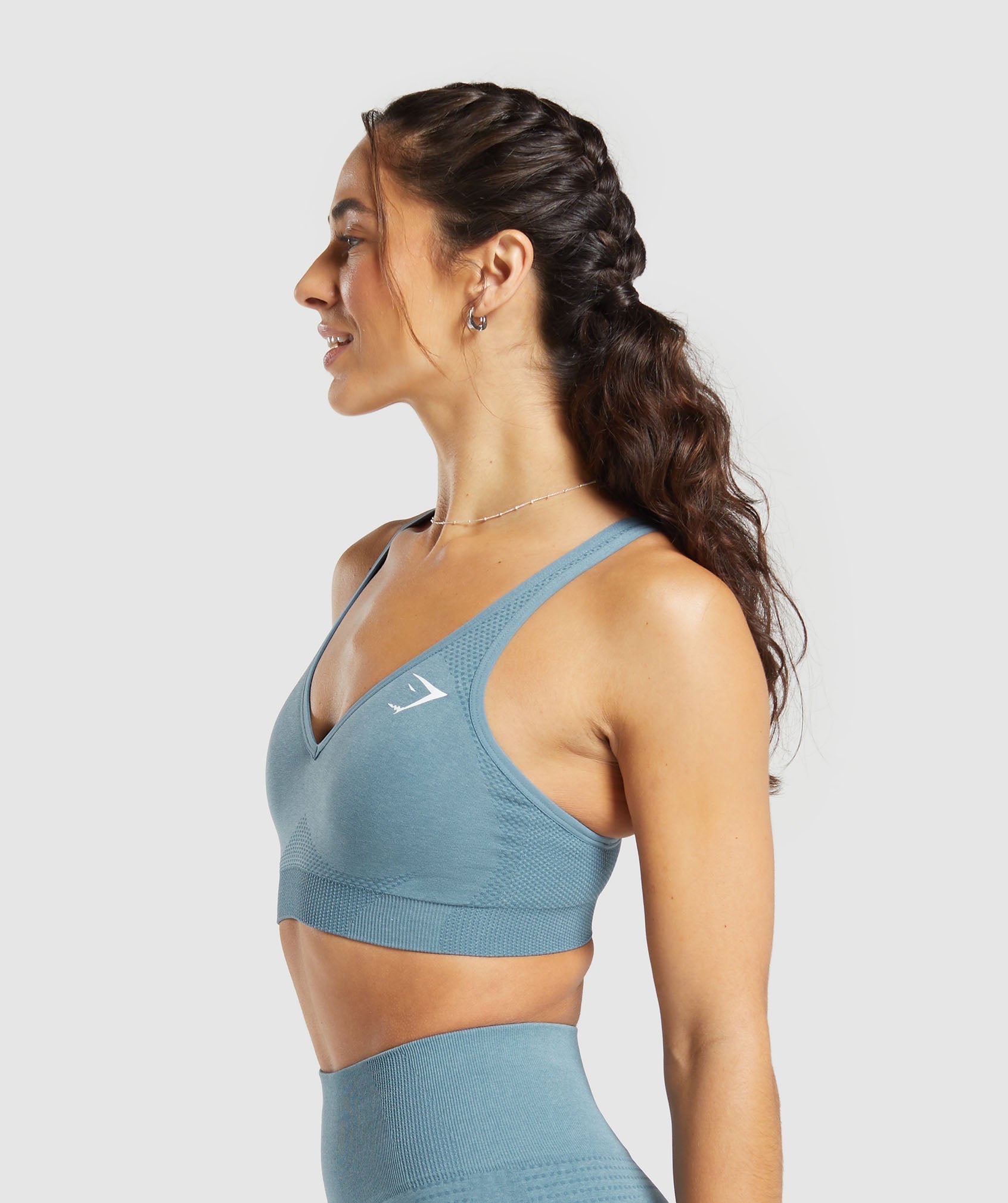gymshark-vital-seamless-v-neck-sports-bra-faded-blue-marl-ss24