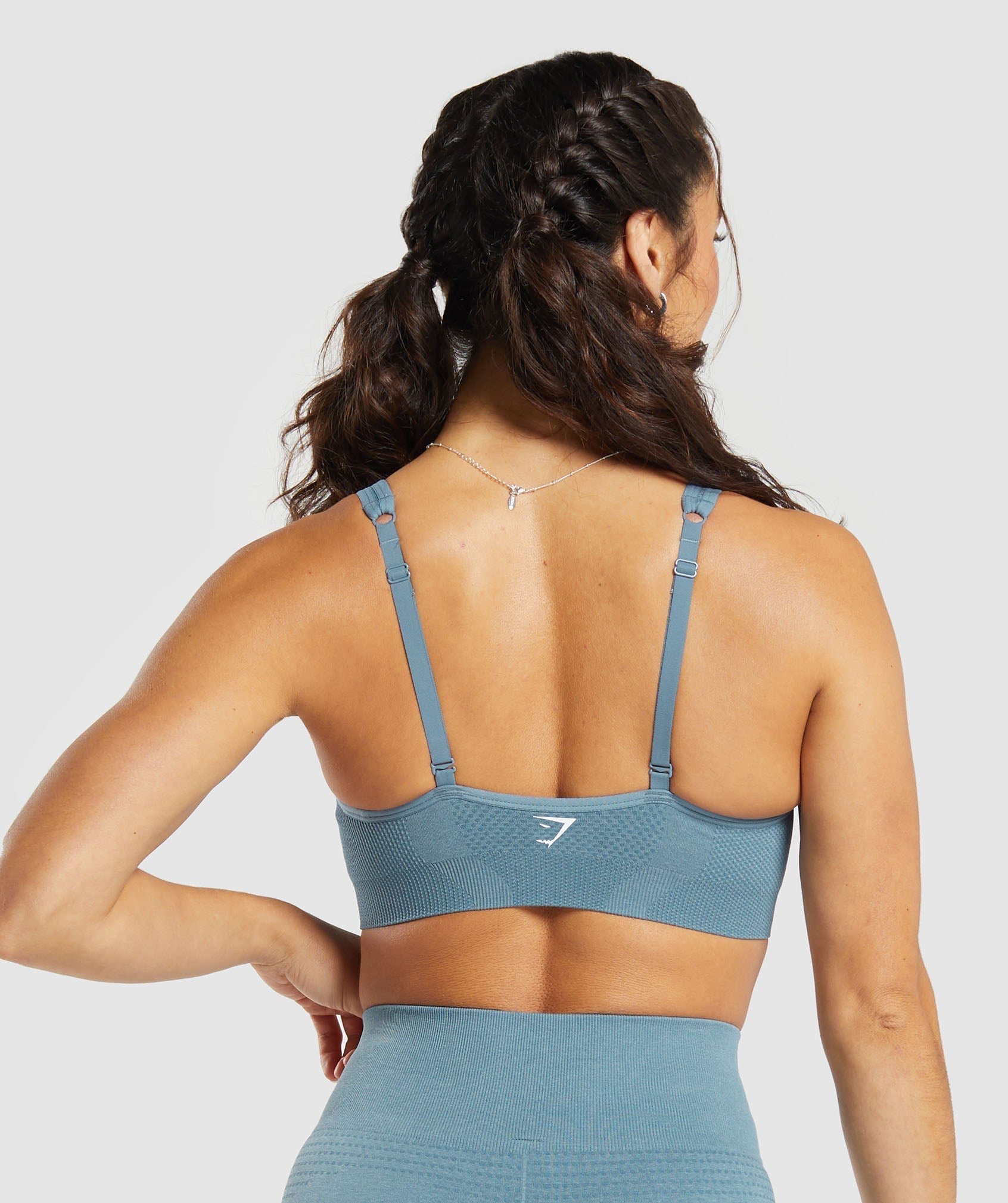 gymshark-vital-seamless-v-neck-sports-bra-faded-blue-marl-ss24