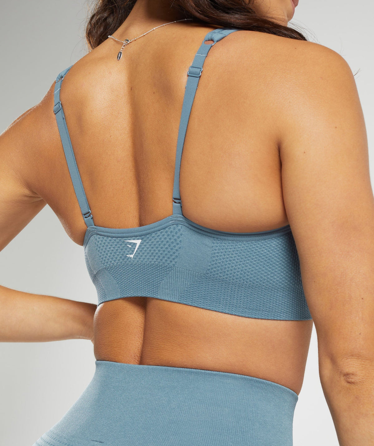 gymshark-vital-seamless-v-neck-sports-bra-faded-blue-marl-ss24