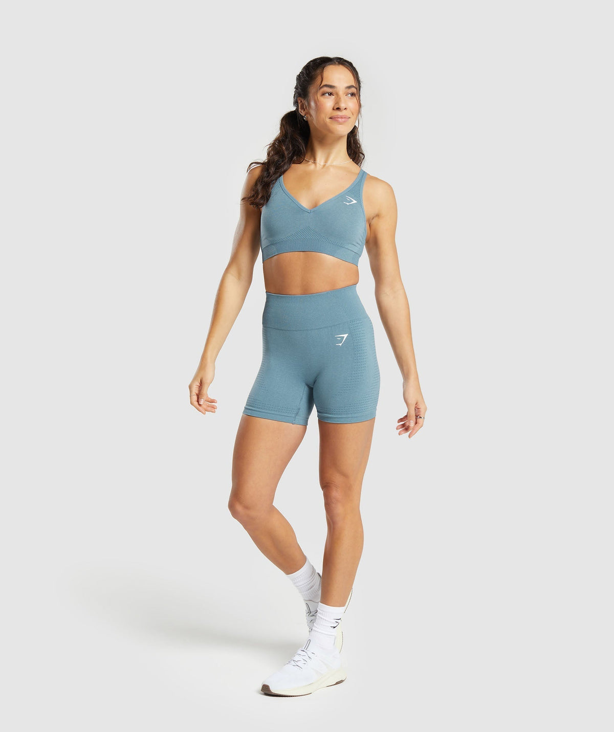 gymshark-vital-seamless-v-neck-sports-bra-faded-blue-marl-ss24