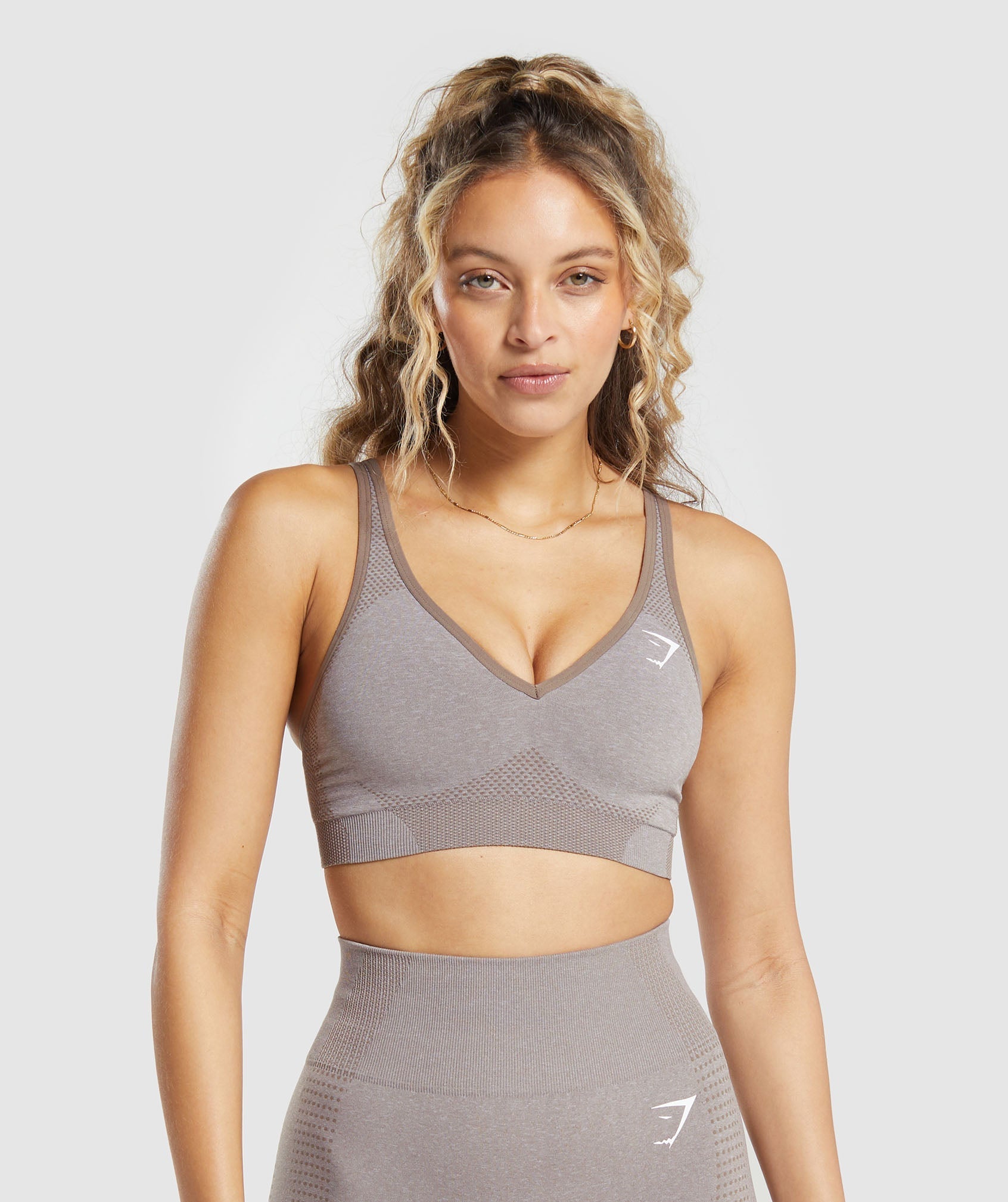 gymshark-vital-seamless-v-neck-sports-bra-warm-taupe-marl-ss24