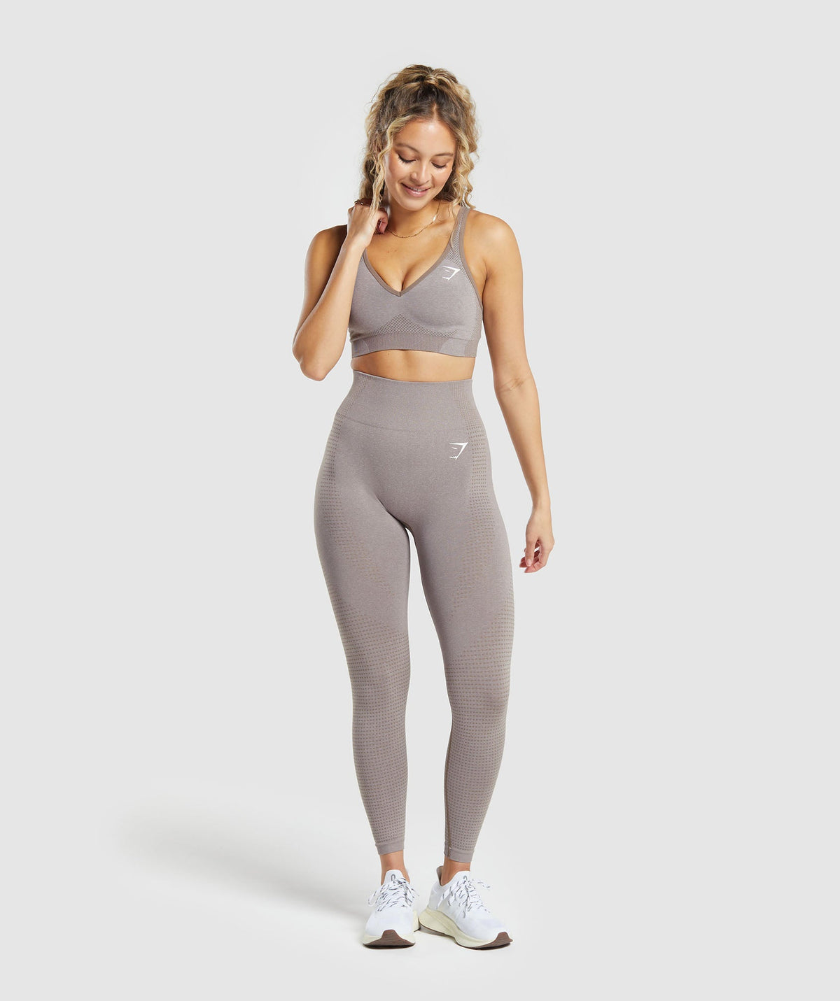 gymshark-vital-seamless-v-neck-sports-bra-warm-taupe-marl-ss24