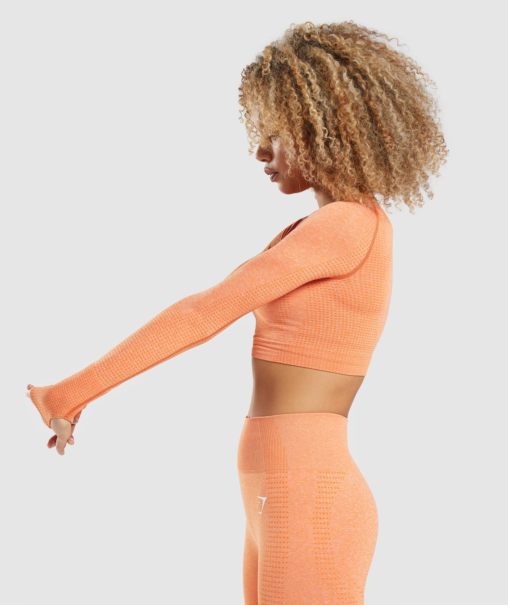 gymshark-vital-seamless-2-0-long-sleeve-crop-top-apricot-orange-marl-ss22