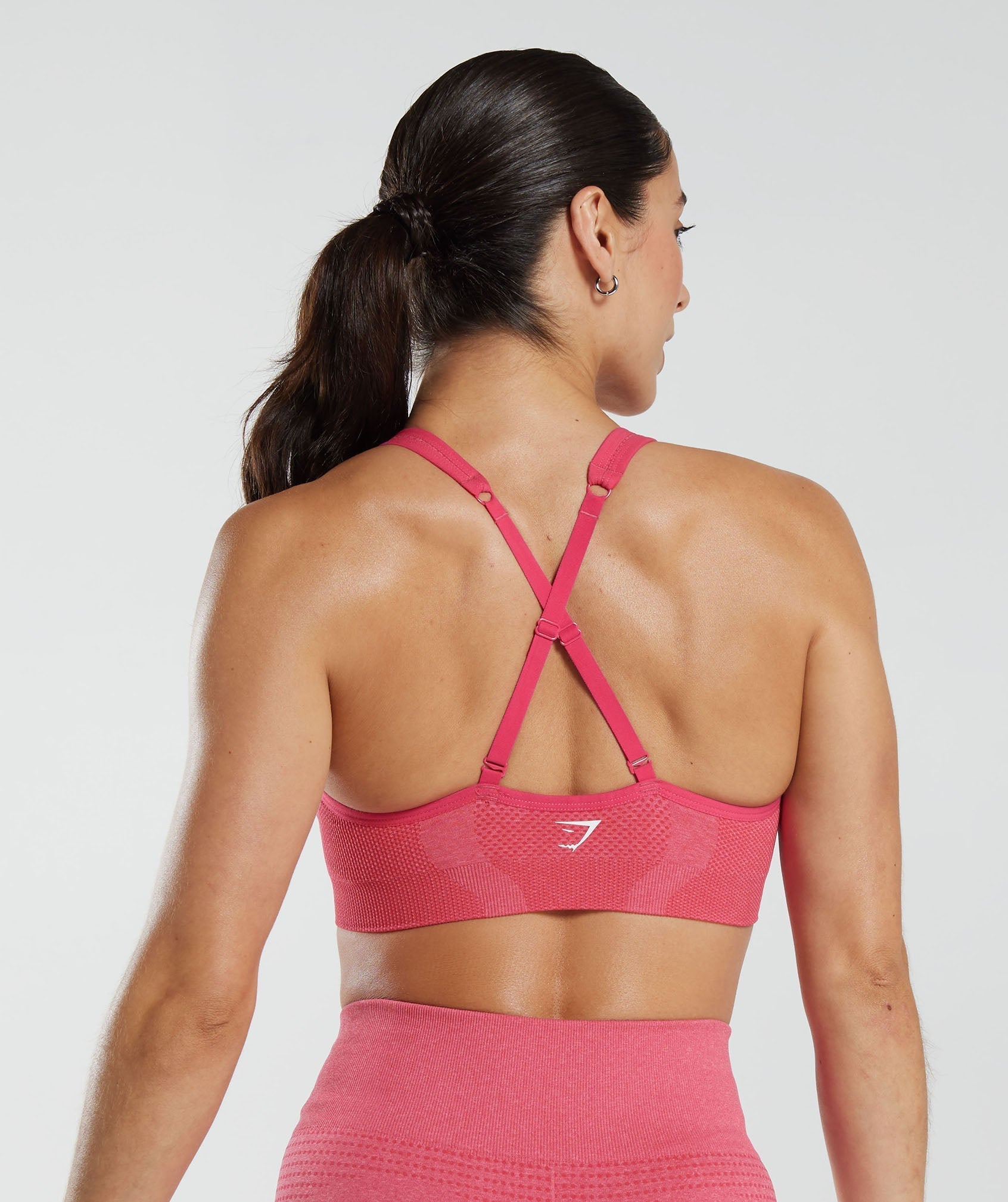 gymshark-vital-seamless-2-0-v-neck-sports-bra-bright-fuchsia-marl-ss23