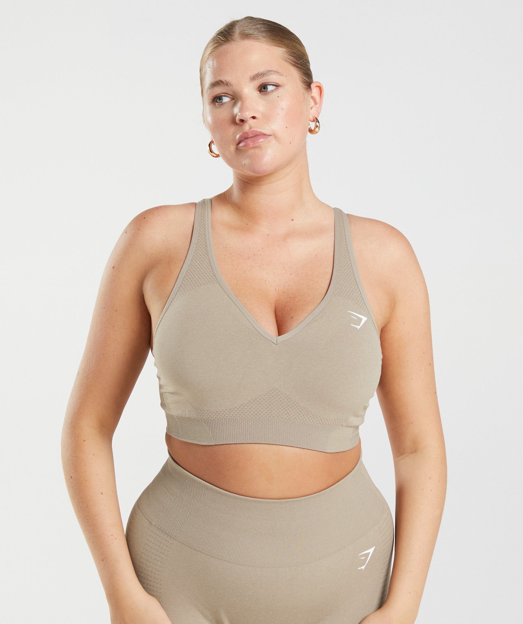 gymshark-vital-seamless-2-0-v-neck-sports-bra-vanilla-brown-marl-aw22