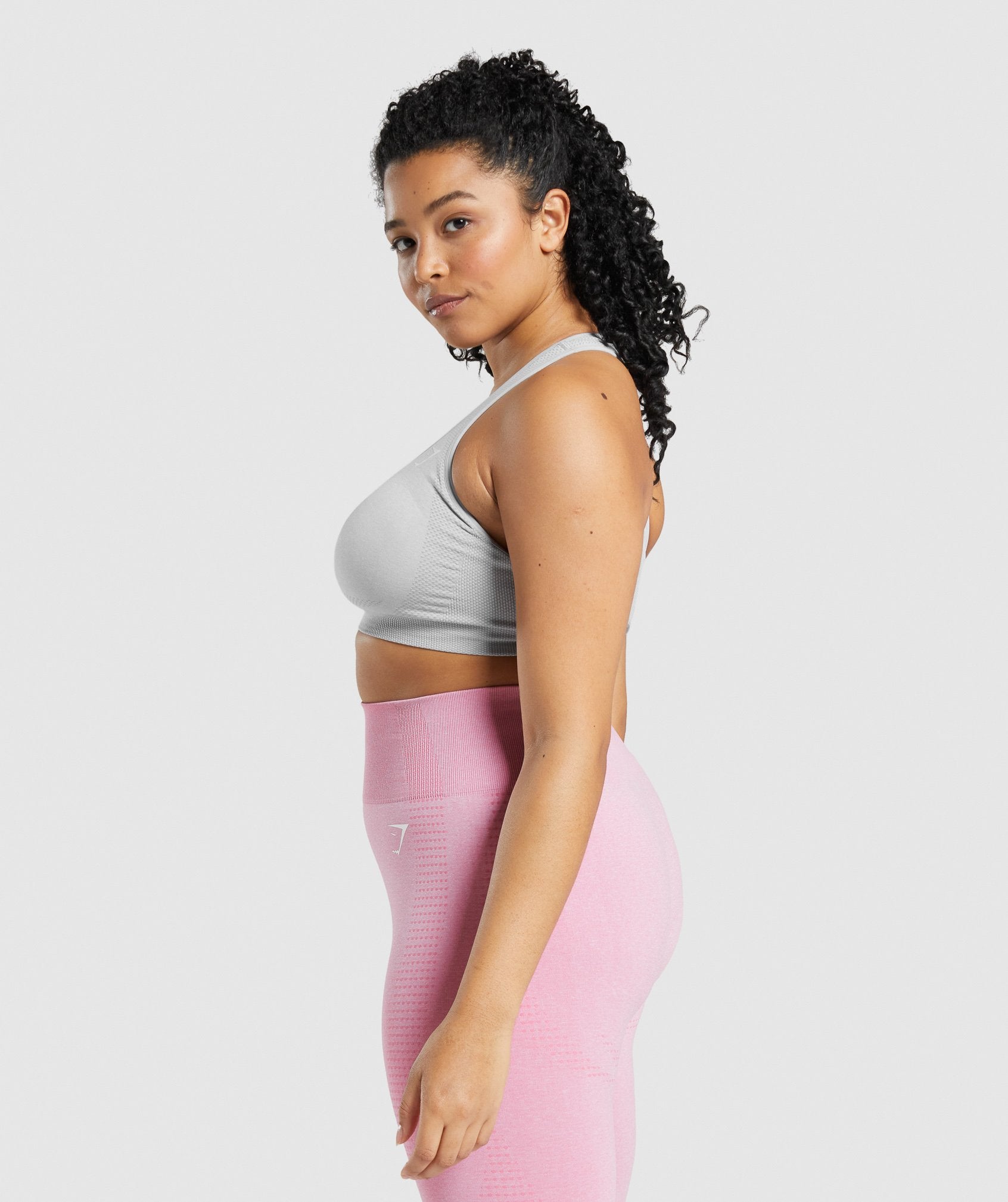gymshark-vital-seamless-sports-bra-light-grey-marl-logo-white