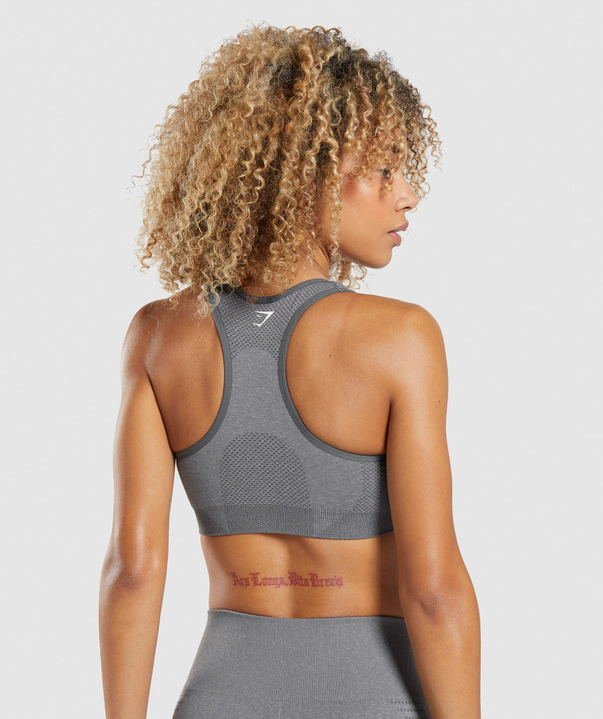 gymshark-vital-seamless-sports-bra-smokey-grey-marl-logo