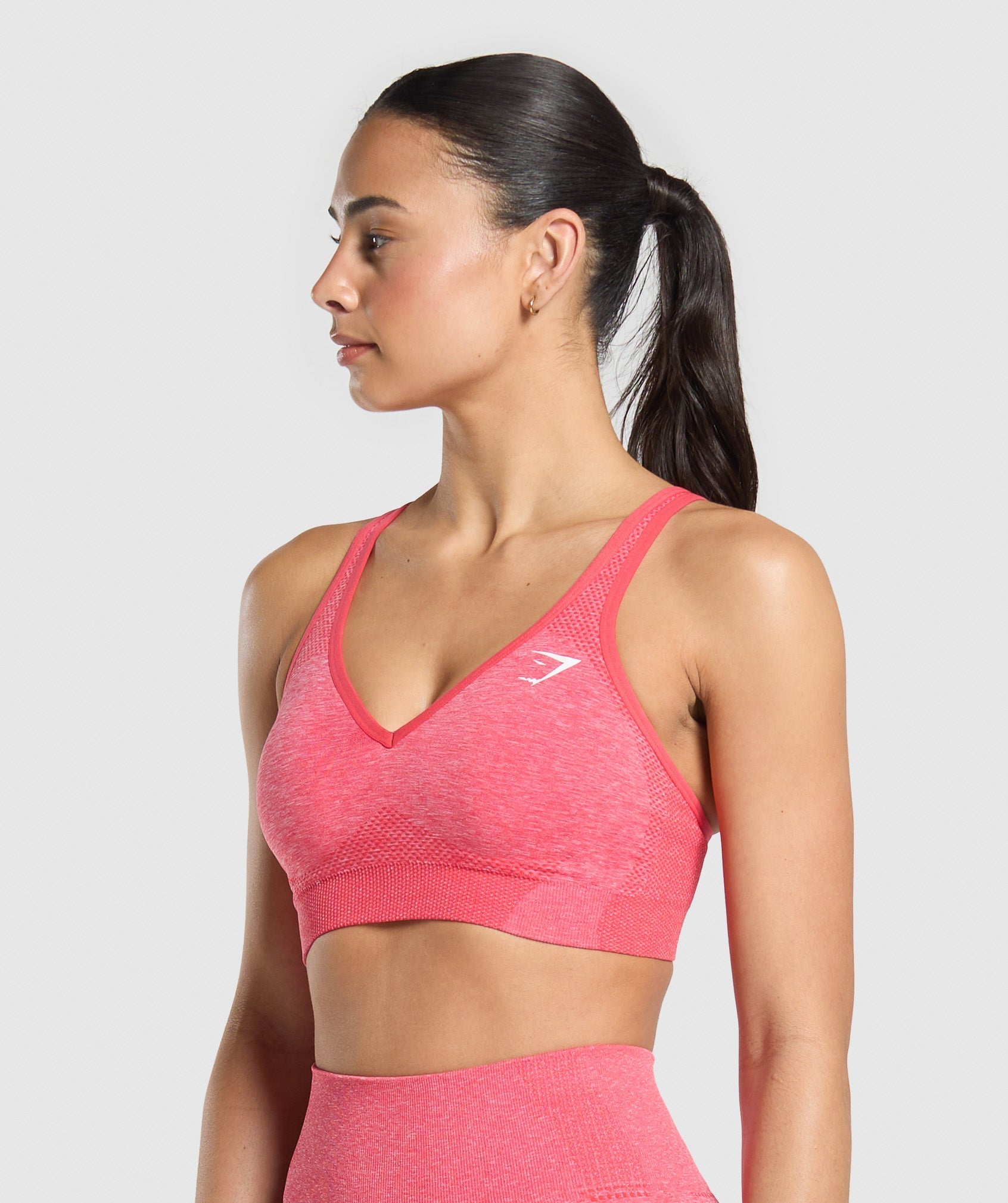 gymshark-vital-seamless-v-neck-sports-bra-coral-red-marl-ss25