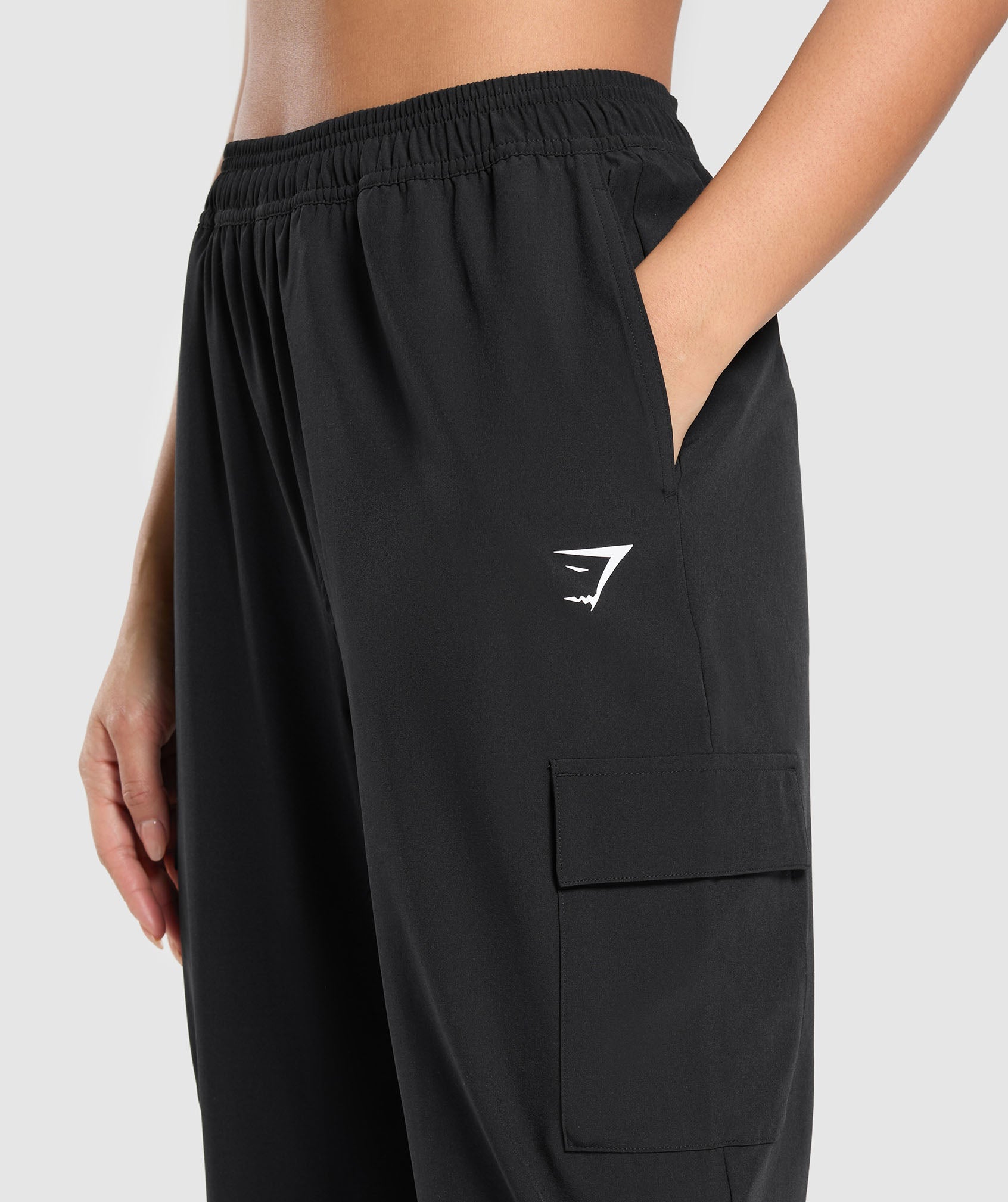 gymshark-woven-cargo-pant-pants-black-ss25