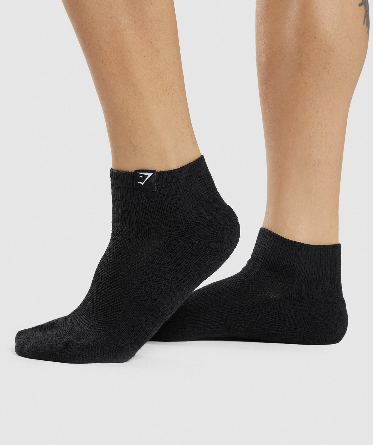 gymshark-woven-tab-sneaker-socks-black-aw21-1