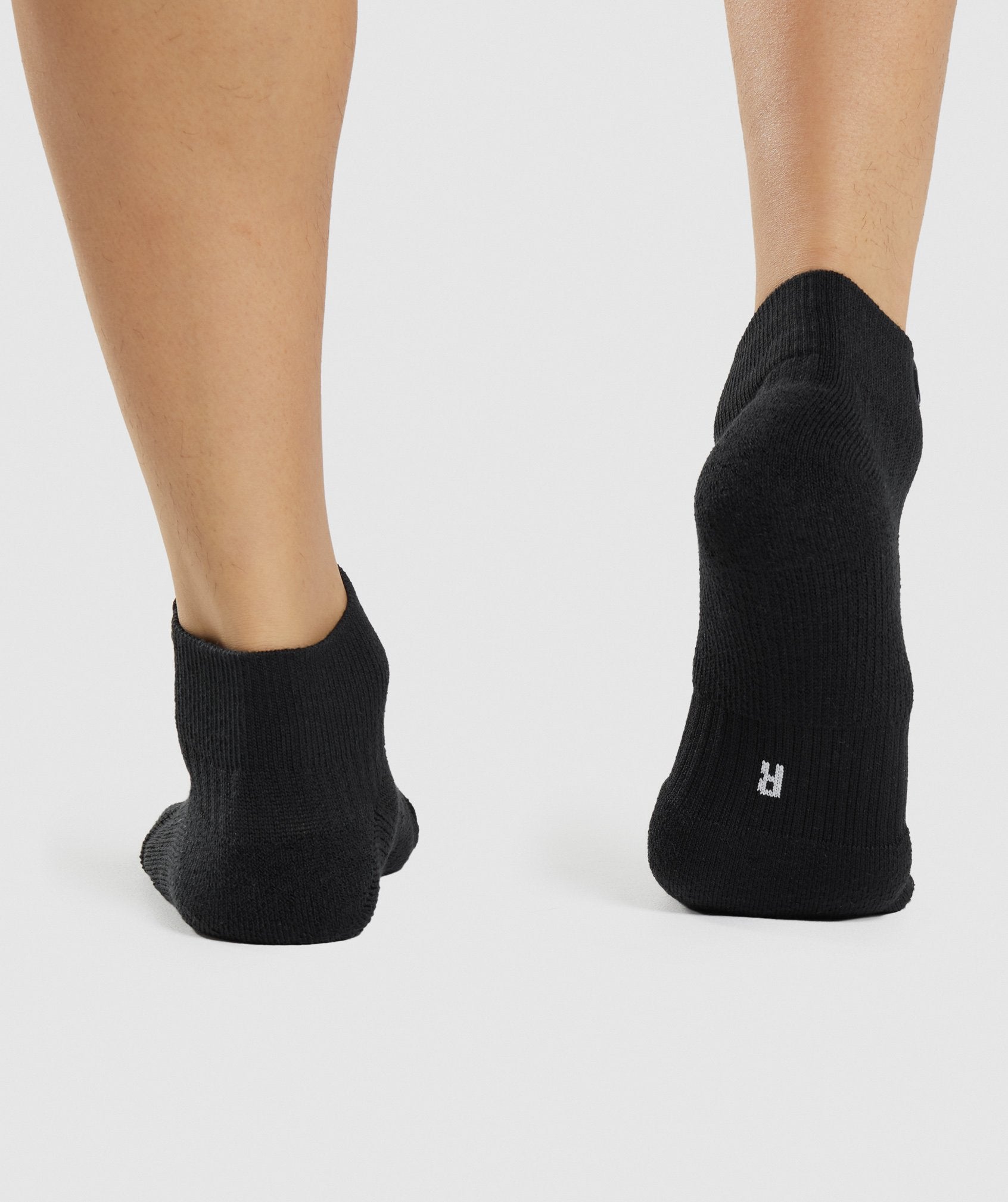 gymshark-woven-tab-sneaker-socks-black-aw21-1