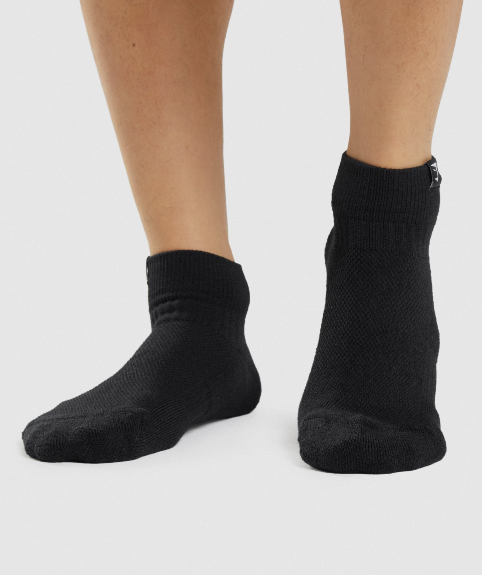 gymshark-woven-tab-sneaker-socks-black-aw21-1