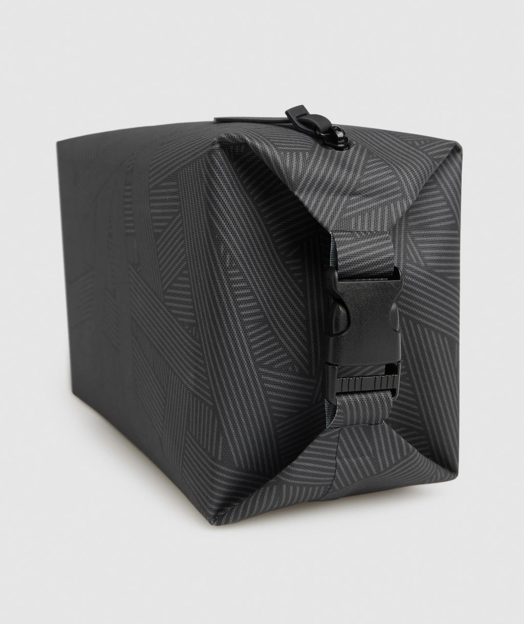 gymshark-x-series-wash-bag-black-print-logo-aw21