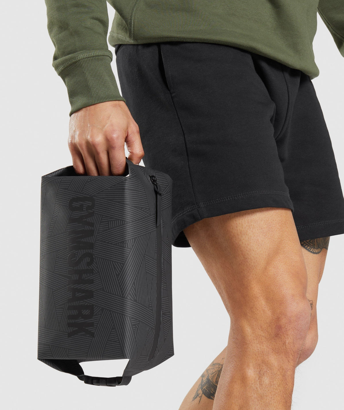 gymshark-x-series-wash-bag-black-print-logo-aw21