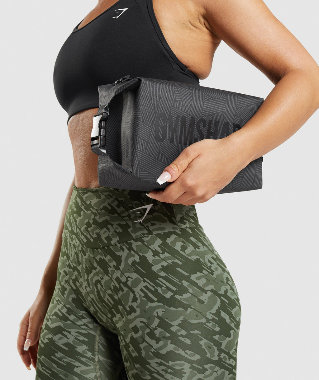 gymshark-x-series-wash-bag-black-print-logo-aw21