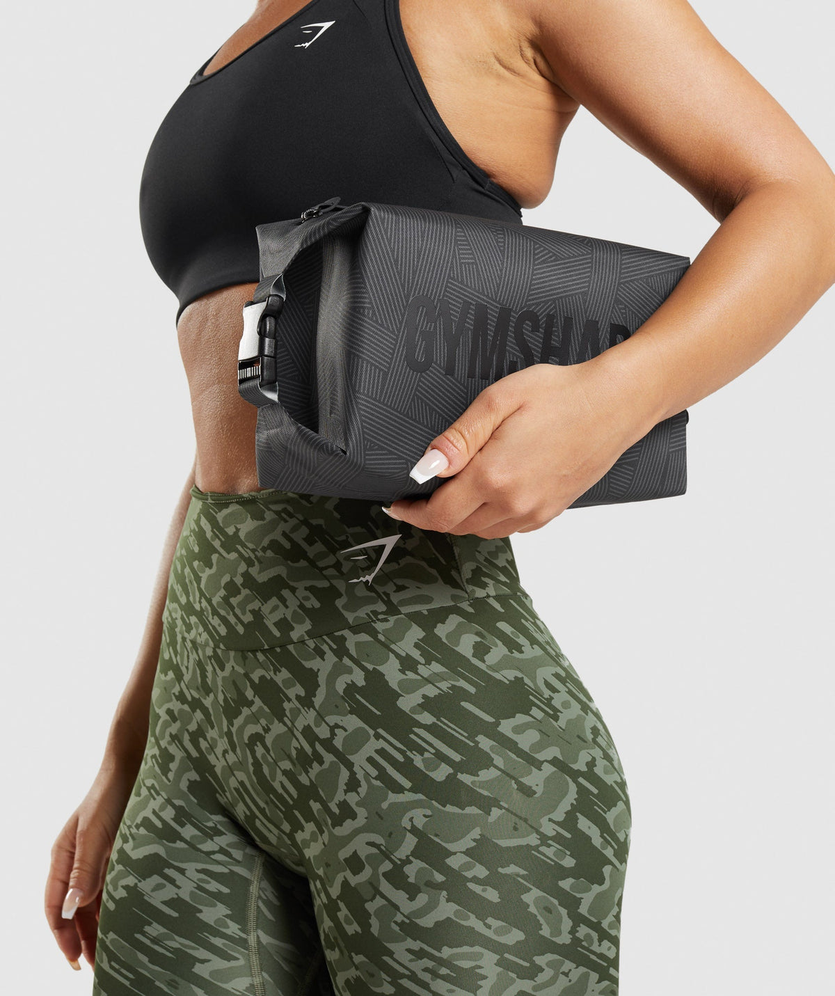 gymshark-x-series-wash-bag-black-print-logo-aw21