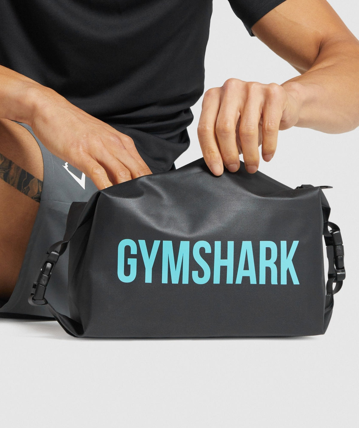 gymshark-x-series-wash-bag-black-light-blue-aw21